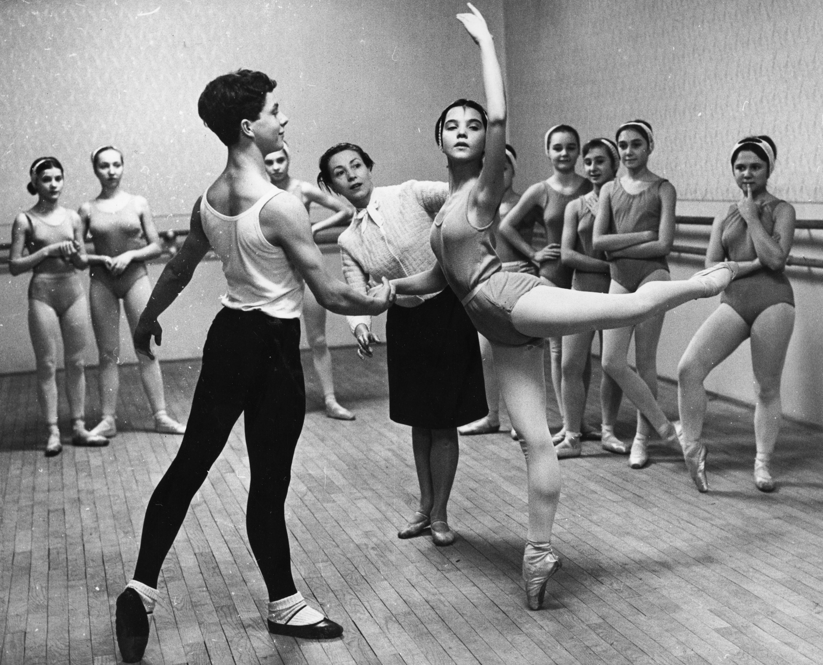 Hungary, Budapest VI., Andrássy út (Népköztársaság útja) 25., az Állami Balett Intézet növendékei. Középen Mák Magda balettmester., 1968, Magyar Hírek folyóirat, ballet, parquet floor, Budapest, dance room, Best of, Fortepan #84641