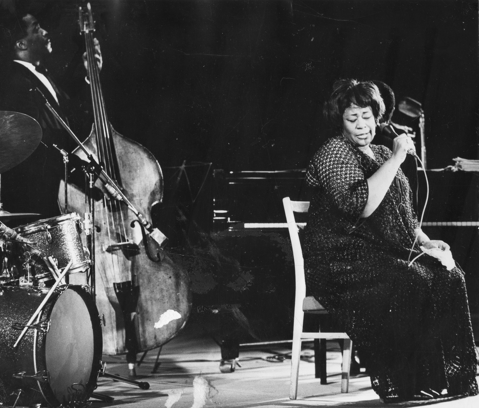 Hungary, Budapest VIII., Ella Fitzgerald jazzénekesnő 1968. február 29-i fellépése az Erkel Színházban., 1968, Magyar Hírek folyóirat, celebrity, microphone, double bass, drum, singing, Budapest, Fortepan #84646