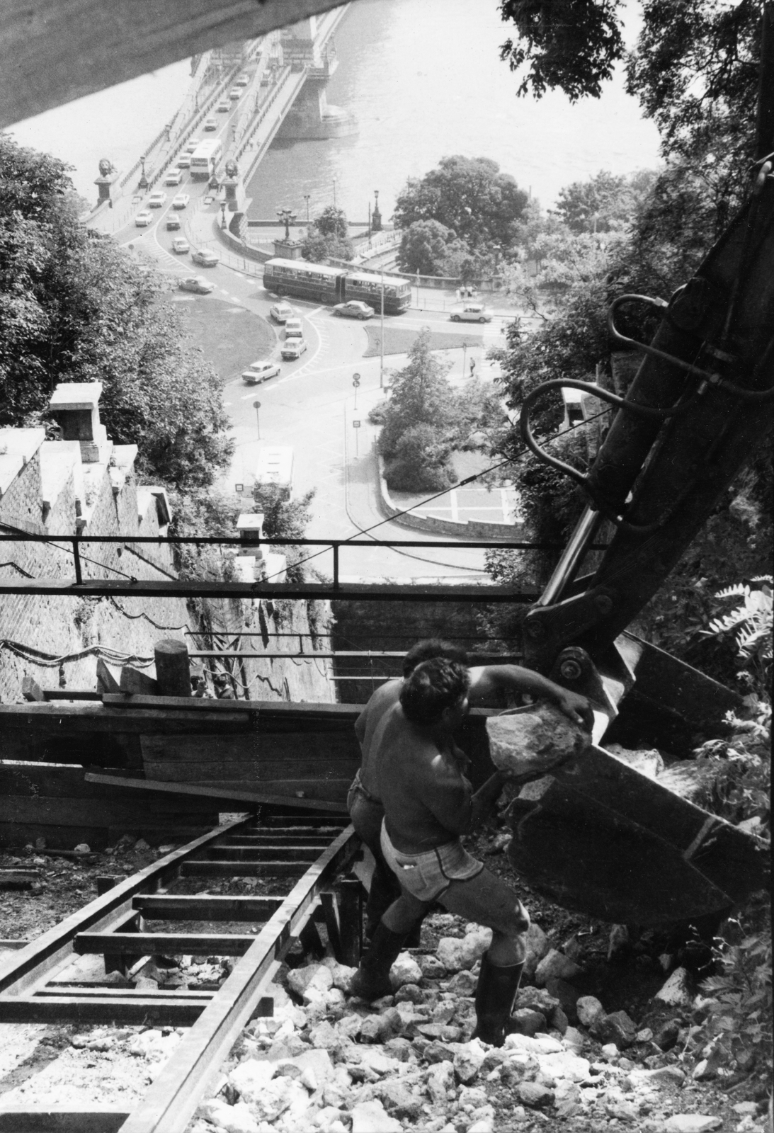 Hungary, Budapest I., a Budavári Sikló (egykor Budai Hegypálya) újjáépítése. A felvétel a Várhegy oldalában készült a Clark Ádám tér felé nézve., 1985, Magyar Hírek folyóirat, work, Budapest, cable car, Fortepan #84655