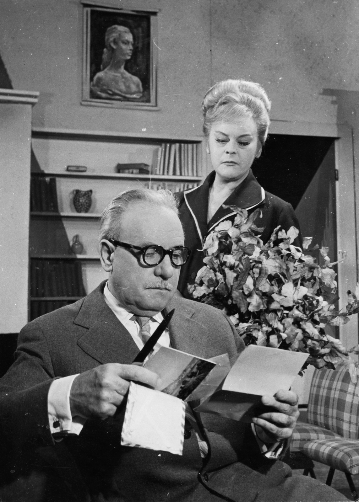 Magyarország, Budapest VI., Jókai Színház (később Újszínház) a Paulay Ede utcában. Ajtay Andor és Dayka Margit színművészek Vészi Endre: Árnyékod át nem lépheted című drámájában., 1961, Magyar Hírek folyóirat, híres ember, szemüveg, Budapest, papírvágó kés, Fortepan #84657