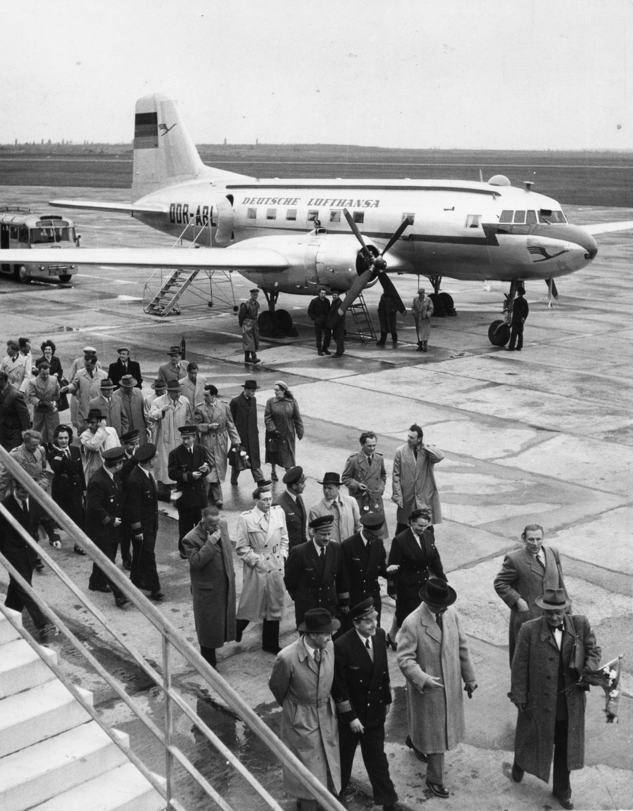 Hungary, Ferihegy (now - Ferenc Liszt) International Airport, Budapest XVIII., a felvétel a Deutsche Lufthansa újonnan indított Berlin-Prága-Budapest-Szófia járata első, DDR-ABL jelű szovjet gyártmányú Il-14P repülőgépének érkezésekor készült 1956. május 13-án., 1956, Magyar Hírek folyóirat, airplane, Lufthansa airlines, airport, Ilyushin-brand, Budapest, aircraft steps, airport bus, Fortepan #84661