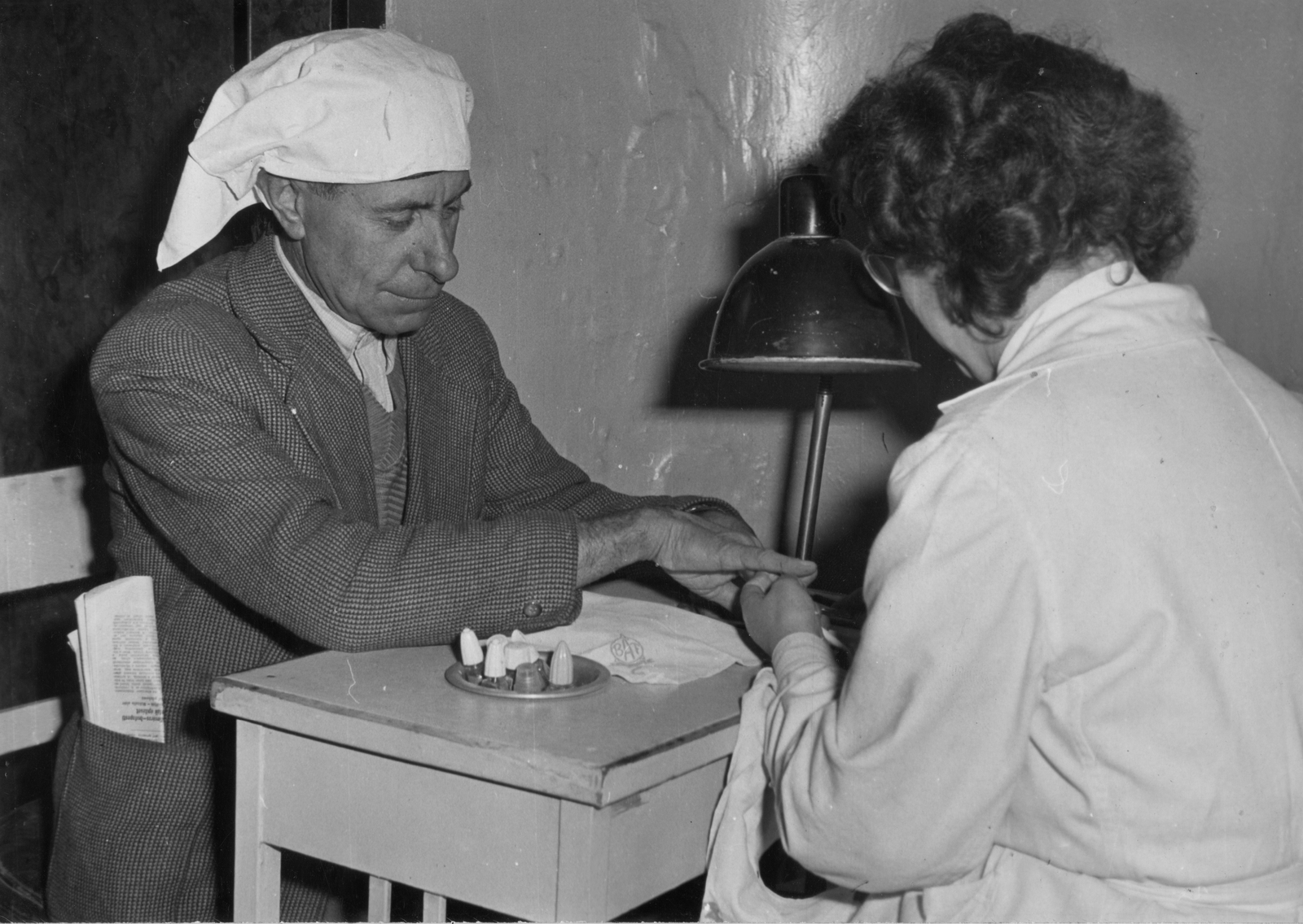Hungary, Budapest, a felvétel egy körúti fodrászatban készült., 1961, Magyar Hírek folyóirat, light, newspaper, headscarf, manicure, Fortepan #84664