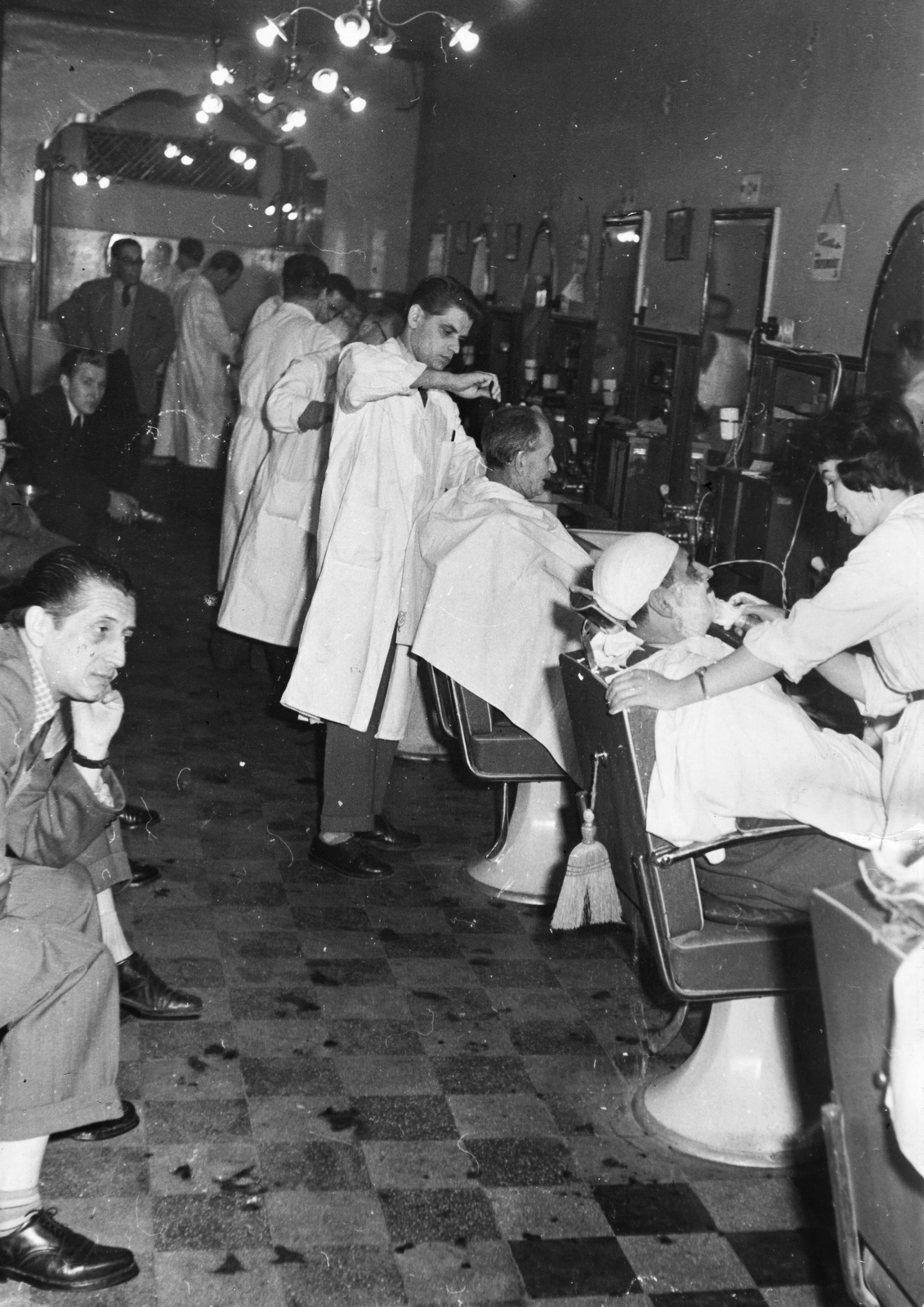 Hungary, Budapest, a felvétel egy körúti fodrászatban készült., 1961, Magyar Hírek folyóirat, broom, overall, shaving brush, hairdresser, Fortepan #84667