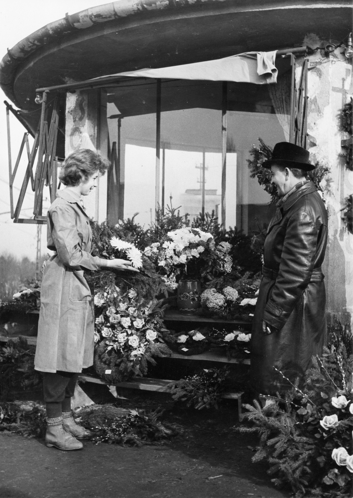 Hungary, Budapest XII., Németvölgyi út - Hegyalja út sarok. Virágbolt a Farkasréti temető főbejáratával szemben., 1961, Magyar Hírek folyóirat, hat, wreath, leather jacket, florist, Budapest, Fortepan #84670
