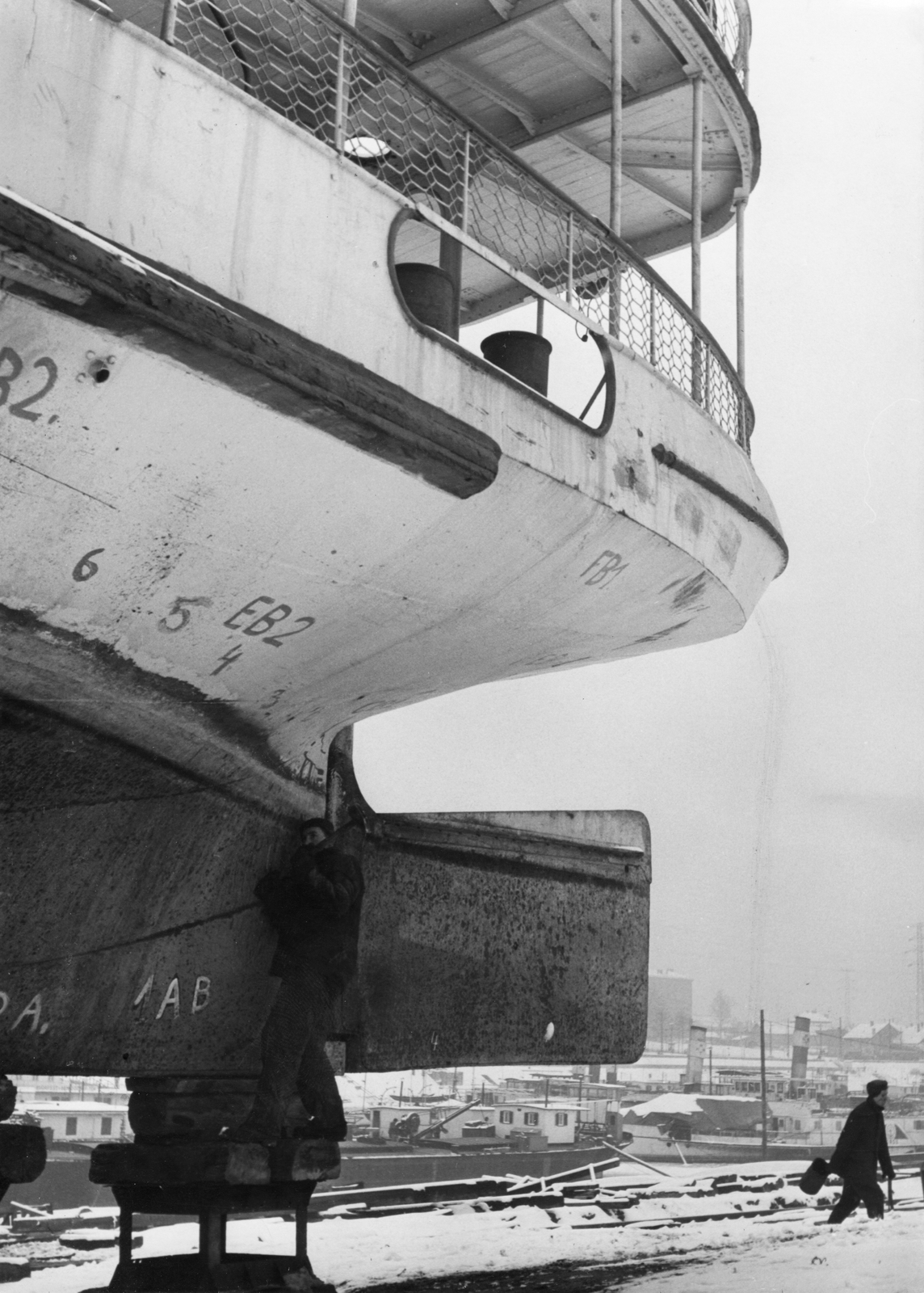 Hungary, Budapest IV., Újpesti-öböl, Népsziget, MAHART hajójavító. Balra a Szabadság gőzhajó., 1961, Magyar Hírek folyóirat, ship, port, steamboat, graving dock, Szabadság/Zsófia/Princess Zsófia ship, Budapest, Fortepan #84673