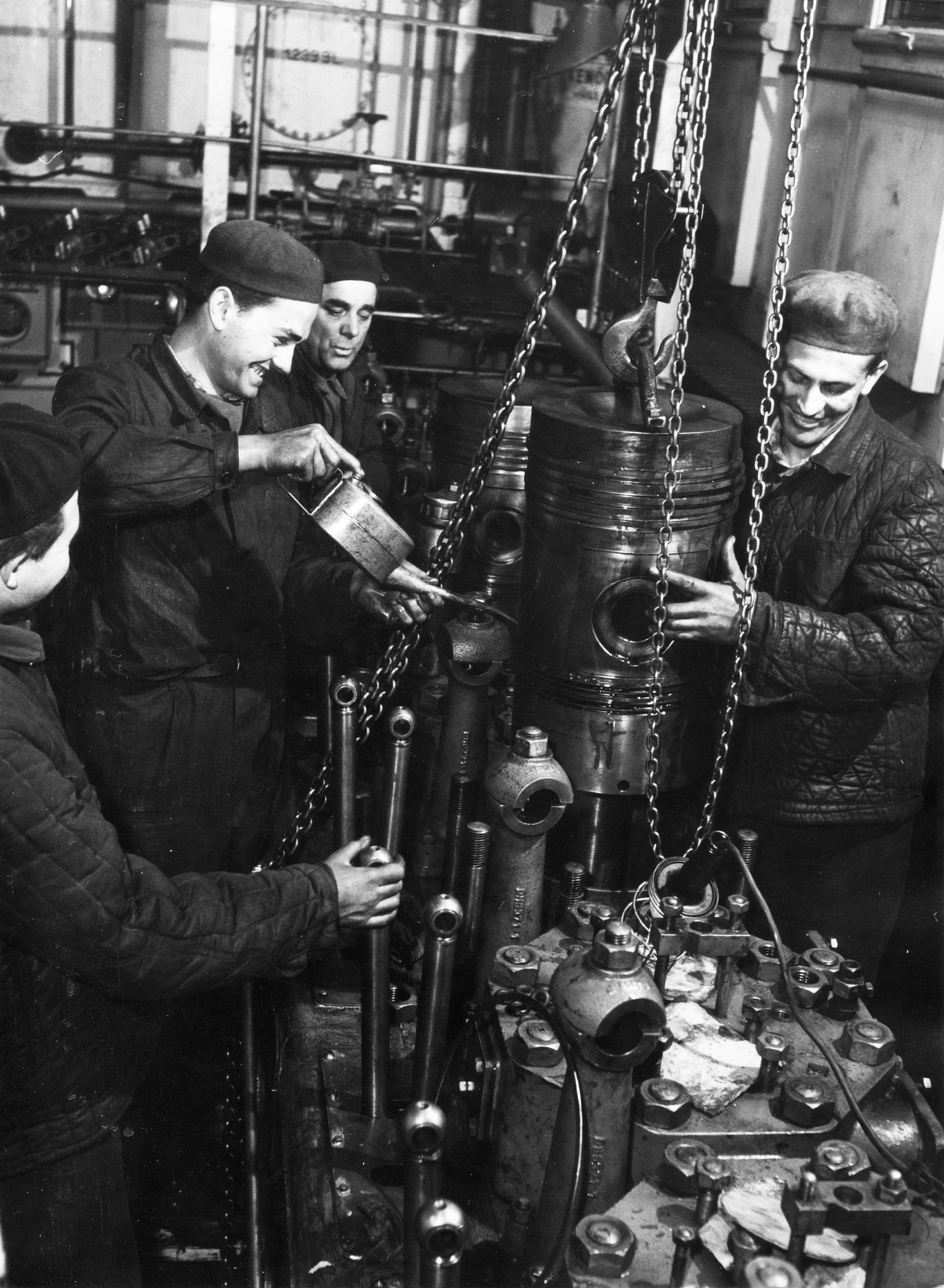 Hungary, Budapest IV., Újpesti-öböl, Népsziget, MAHART hajójavító. Dugattyú visszahelyezése a Sopron vontatóhajó gépházában., 1961, Magyar Hírek folyóirat, Budapest, Fortepan #84675