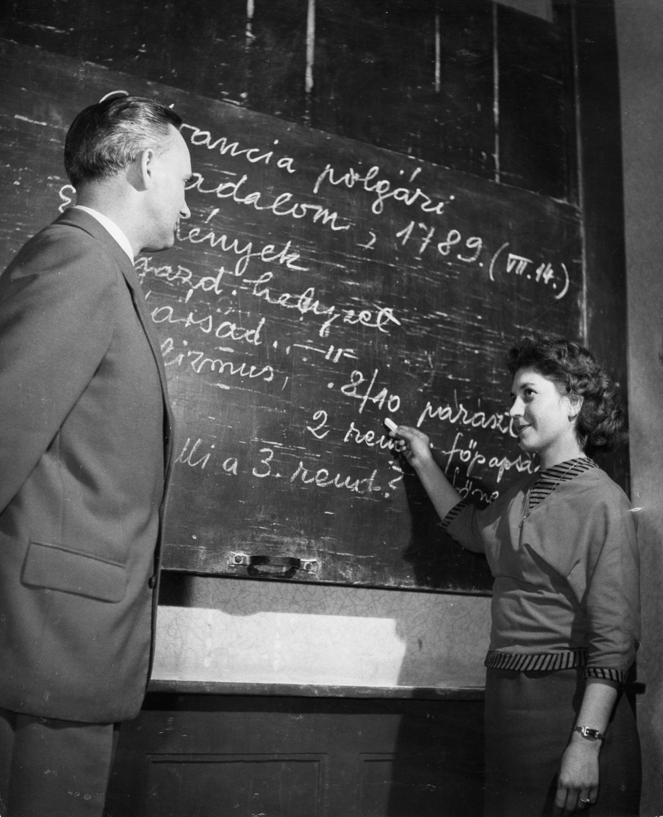 Hungary, Budapest VII., Barcsay utca 5., Madách Imre Gimnázium, dolgozók esti iskolája., 1961, Magyar Hírek folyóirat, classroom, interior, teacher, student, board, Budapest, chalk, Fortepan #84677