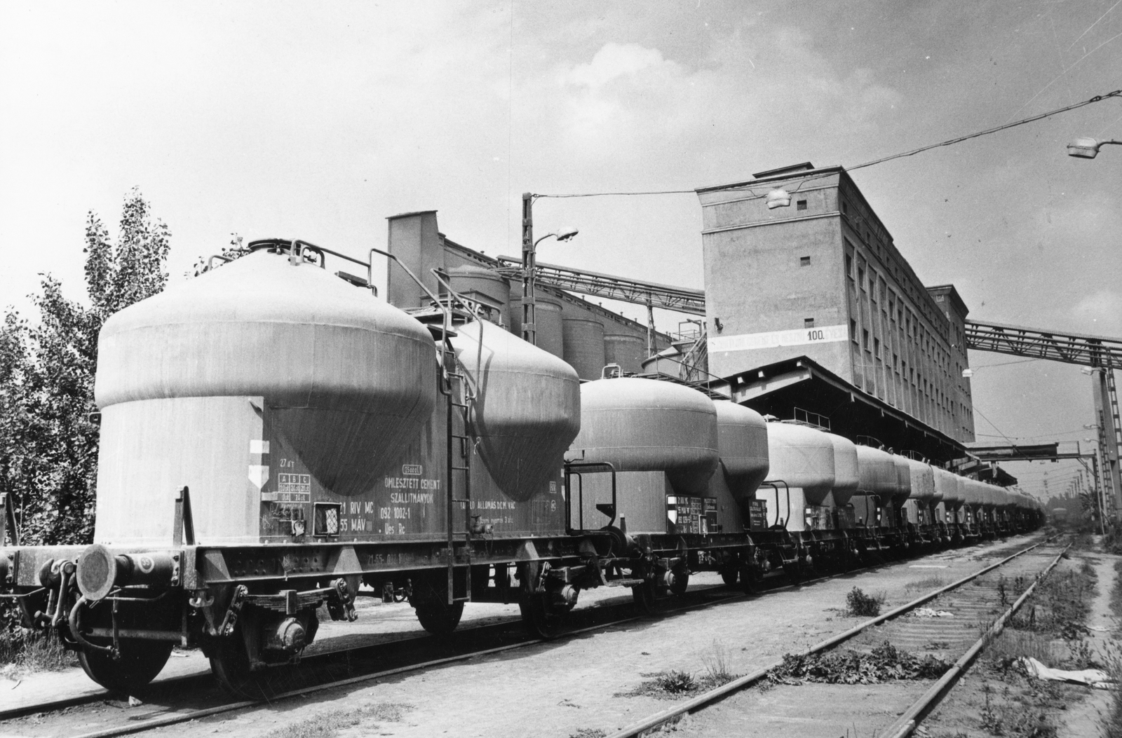 Hungary, Lábatlan, cementgyár., 1970, Magyar Hírek folyóirat, railway, rail, tanker, cement factory, Fortepan #84682