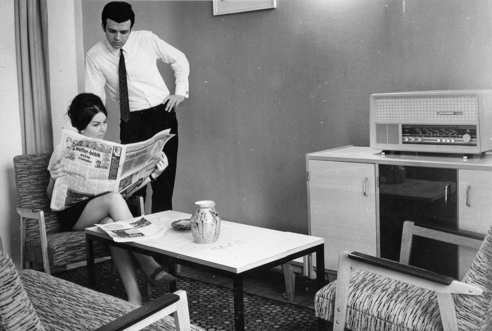 Hungary, Békéscsaba, az újonnan elkészült Kőrös Hotel egyik szobája., 1970, Magyar Hírek folyóirat, reading, hotel, radio, newspaper, interior, ashtray, arm chair, vase, smoking stand, Magyar Ifjúság newspaper, Fortepan #84687