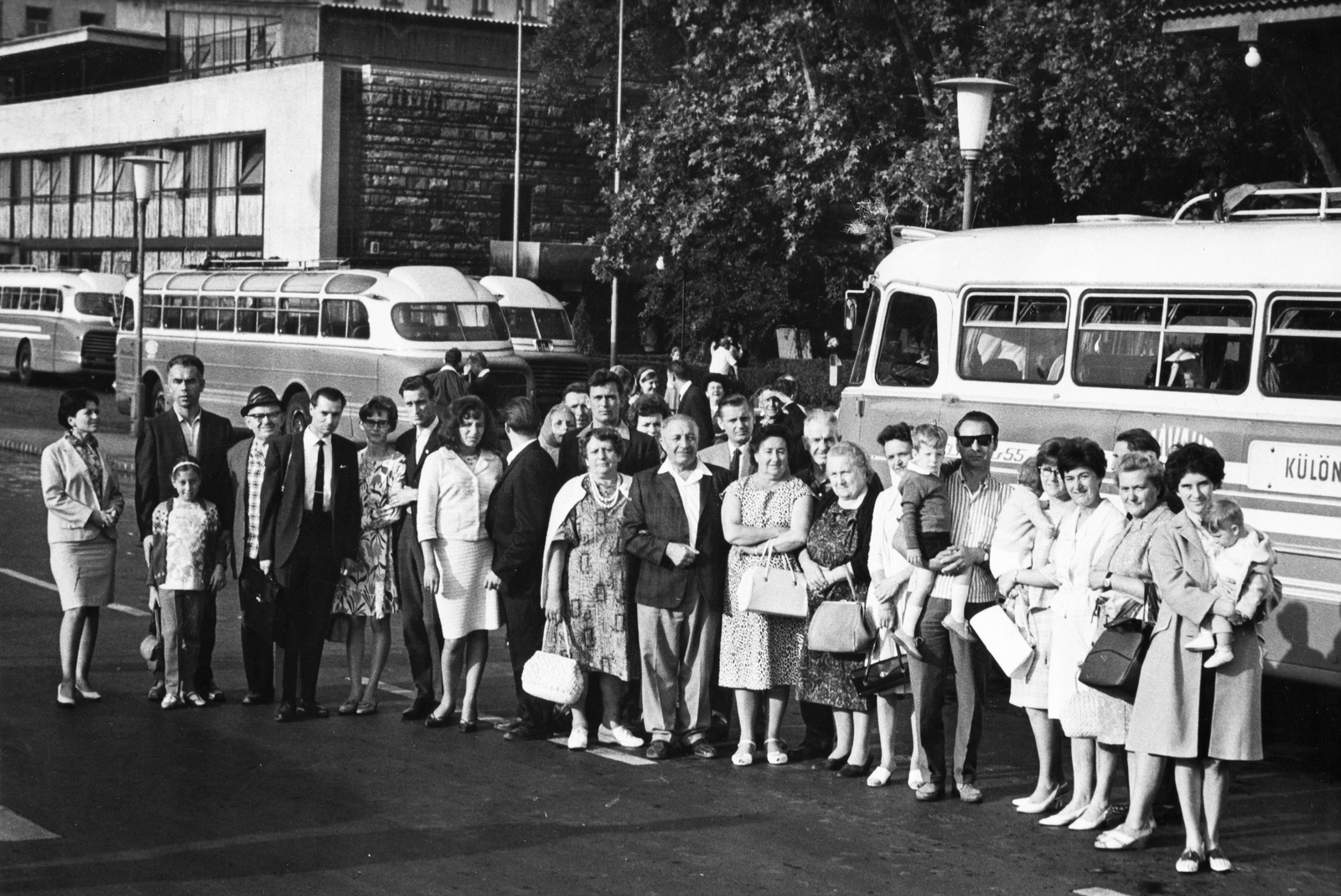 Magyarország, Budapest V., Erzsébet (Engels) tér, MÁVAUT autóbusz-pályaudvar., 1967, Magyar Hírek folyóirat, csoportkép, utcakép, MÁVAUT-szervezet, napszemüveg, Ikarus 55, retikül, buszpályaudvar, Budapest, Nyiri István-terv, Fortepan #84691