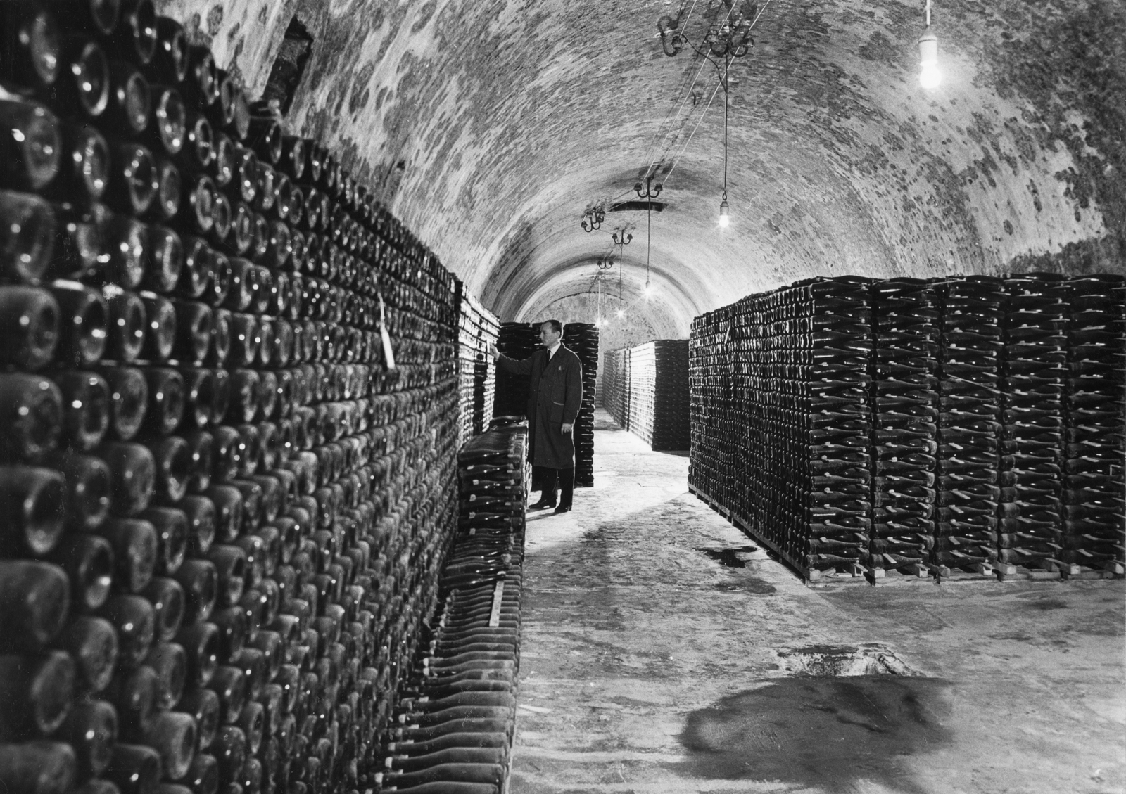 Hungary, Pécs, Pannonvin Pezsgőgyár, érlelő pince., 1967, Magyar Hírek folyóirat, wine cellar, Fortepan #84694