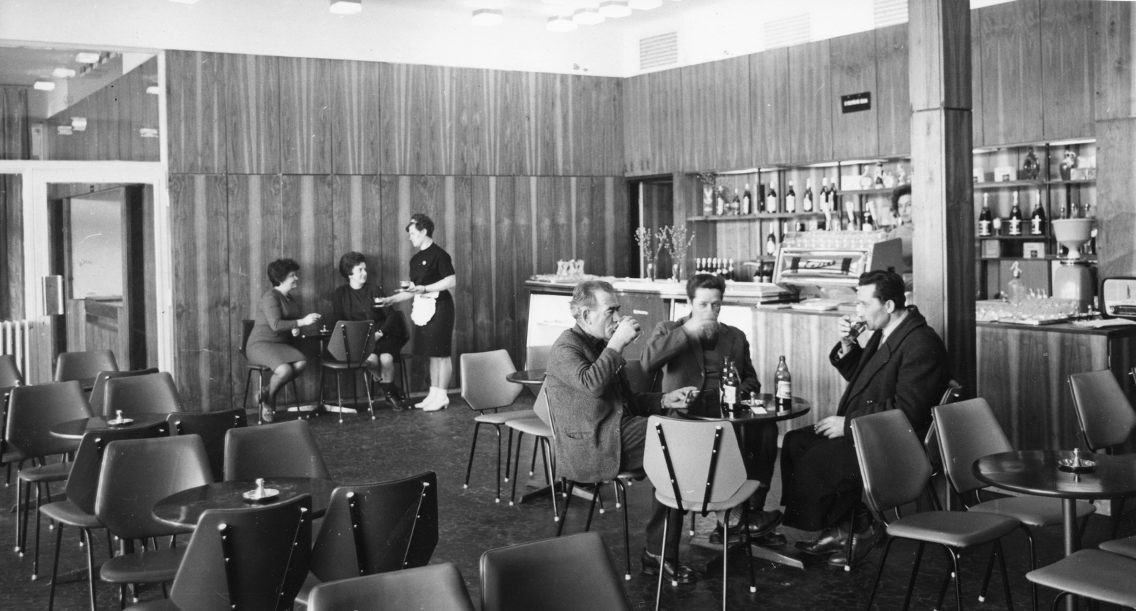 Hungary, Székesfehérvár, Könnyűfémmű munkásszállója, presszó., 1968, Magyar Hírek folyóirat, espresso, drinking, beer, ashtray, coffee maker, soda water bottle, waiter, counter, Fortepan #84696