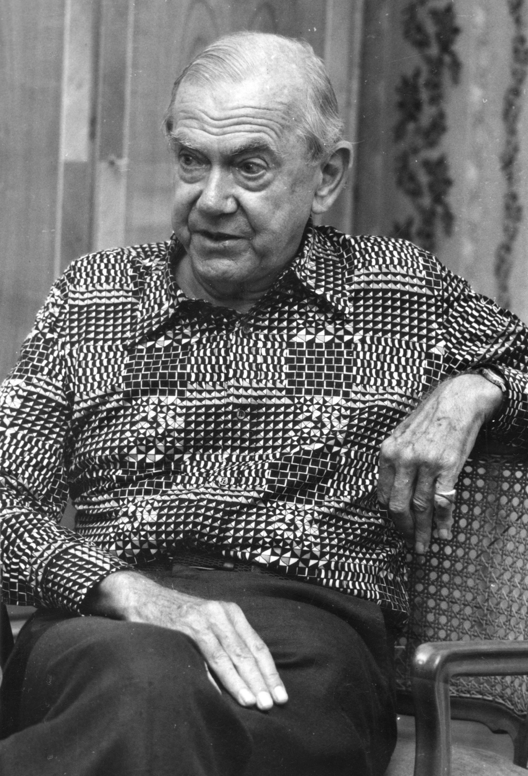 Hungary, Graham Greene angol író., 1975, Magyar Hírek folyóirat, portrait, arm chair, Fortepan #84697