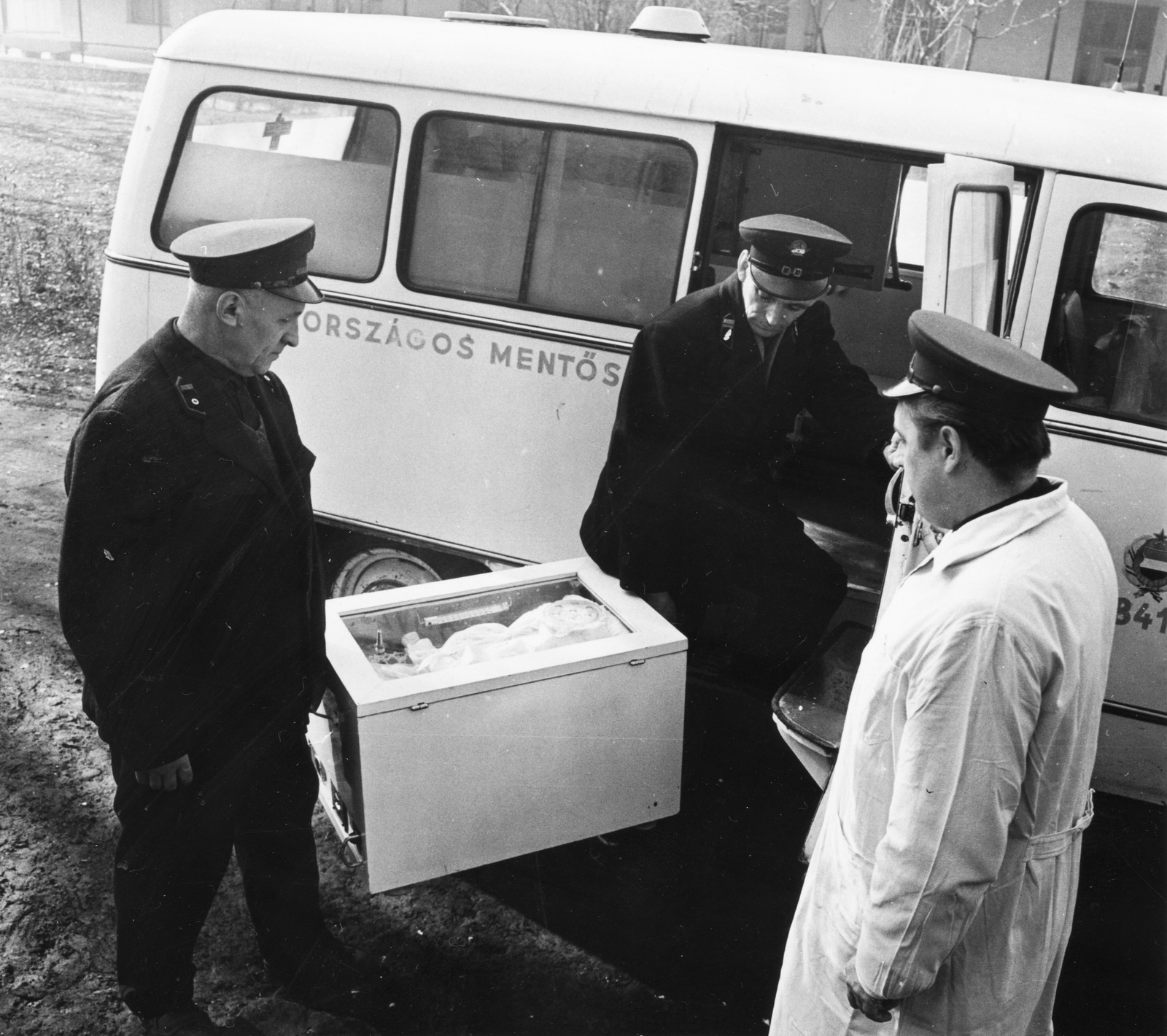 1968, Magyar Hírek folyóirat, ambulance, incubator, Fortepan #84699