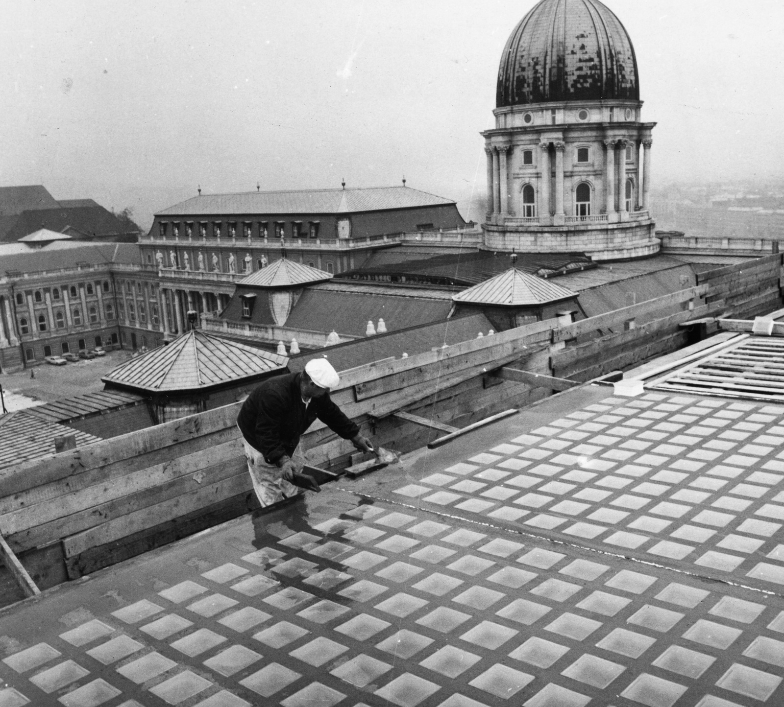 Magyarország, budai Vár, Budapest I., a Budapesti Történeti Múzeum felülvilágító tetőjének építése., 1976, Magyar Hírek folyóirat, építkezés, kupola, Budapest, Fortepan #84702