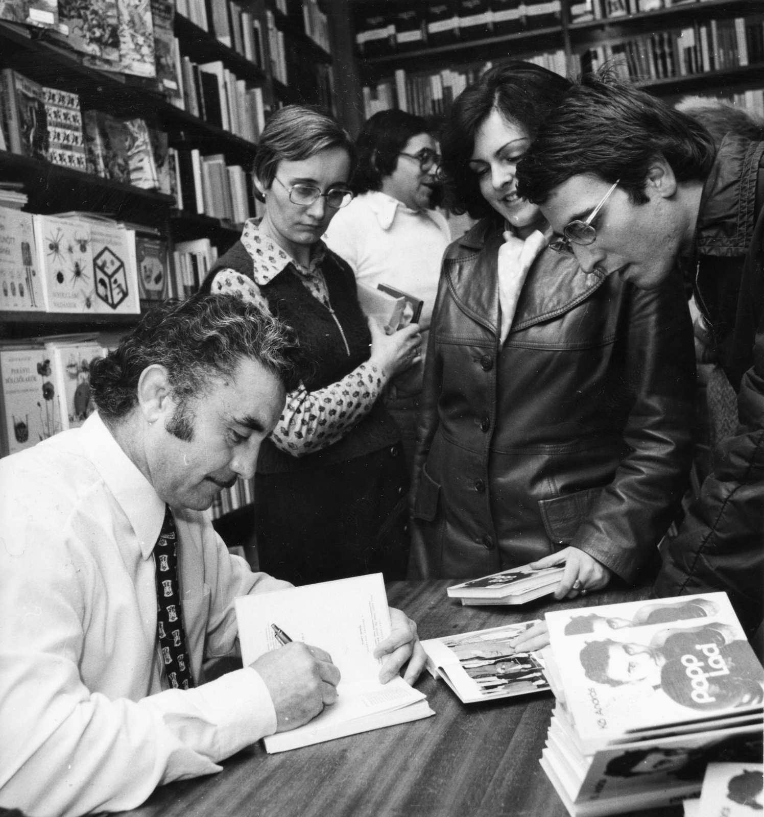 Hungary, Budapest VII., Rákóczi út 64., Sport Könyvesbolt. Papp László háromszoros olimpiai bajnok, profi Európa bajnok ökölvívó dedikál., 1976, Magyar Hírek folyóirat, celebrity, autograph, Budapest, dedication, olympic champion, Fortepan #84703