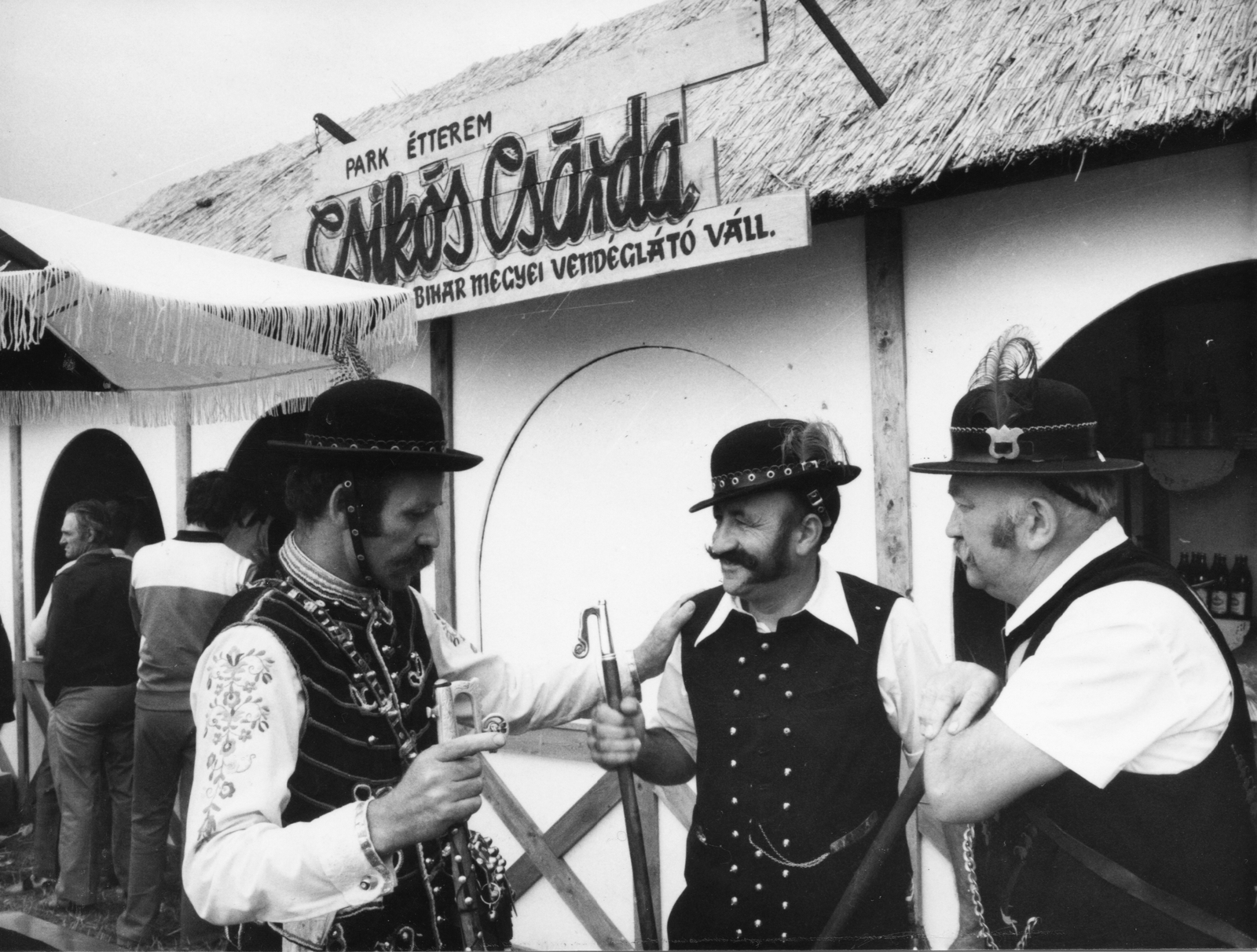 Hungary, Hortobágy, Csikós Csárda, a debreceni Park Étterem ideiglenes egysége rendezvények alkalmával., 1986, Magyar Hírek folyóirat, restaurant, folk costume, Fortepan #84705