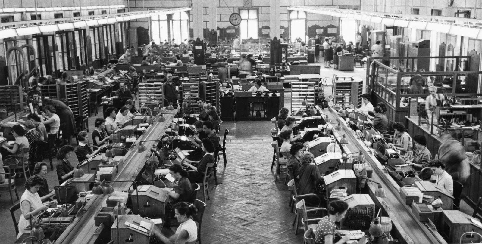 Hungary, Budapest V., Petőfi Sándor utca 15-17. a Főposta Hughes-terme., 1967, Magyar Hírek folyóirat, workplace, watch, genre painting, telegraph office, Budapest, Fortepan #84710