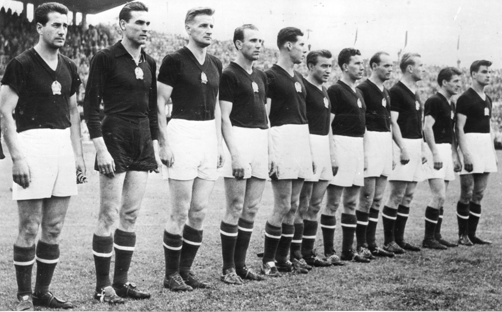 Svájc, Lausanne, Magyarország - Uruguay (4:2) VB elődöntő mérkőzés 1954. június 30. A magyar válogatott: Bozsik, Grosics, Lóránt, Hidegkuti, Palotás, Budai II., Zakariás, Buzánszky, Lantos, Czibor, Kocsis., 1954, Magyar Hírek folyóirat, futballcsapat, címer, aranycsapat, sport mez, világbajnokság, Fortepan #84717