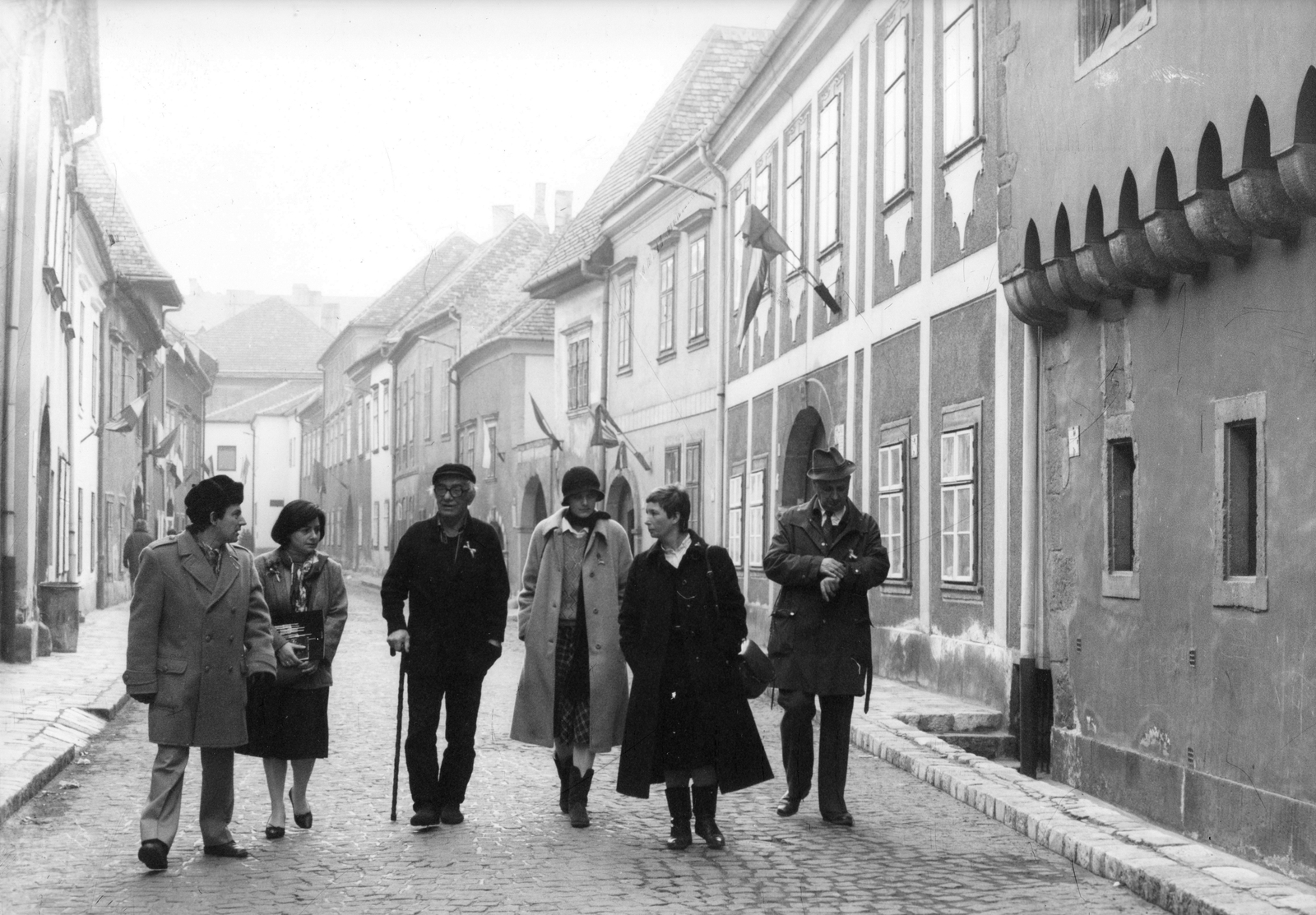 Hungary, Sopron, Új utca, balról a harmadik Amerigo Tot (Tóth Imre) szobrászművész., 1984, Fortepan, Fortepan #84730