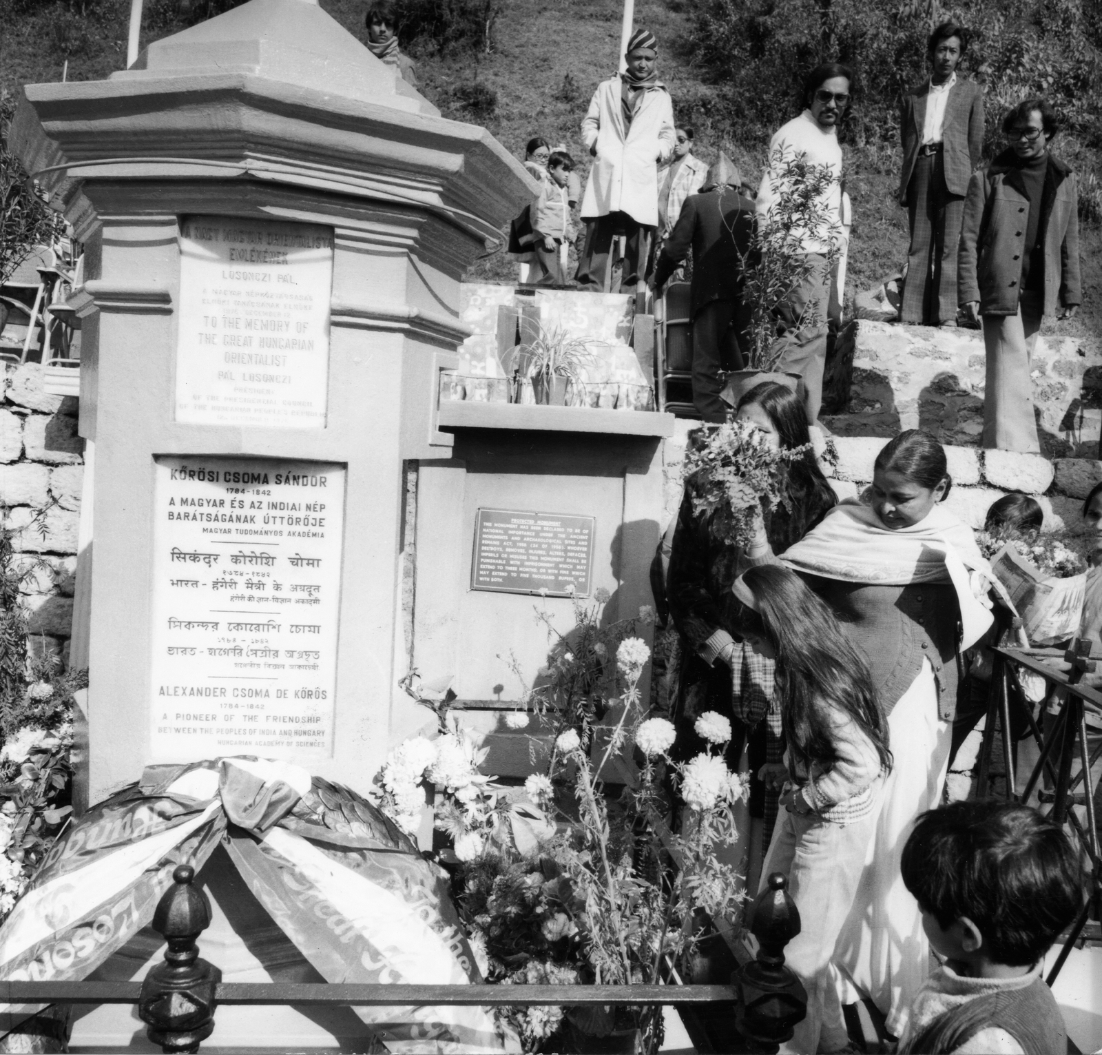 India, Darjeeling, Kőrösi Csoma Sándor sírja., 1975, Fortepan, monument, tomb, bilingual sign, Sanskrit, Fortepan #84733