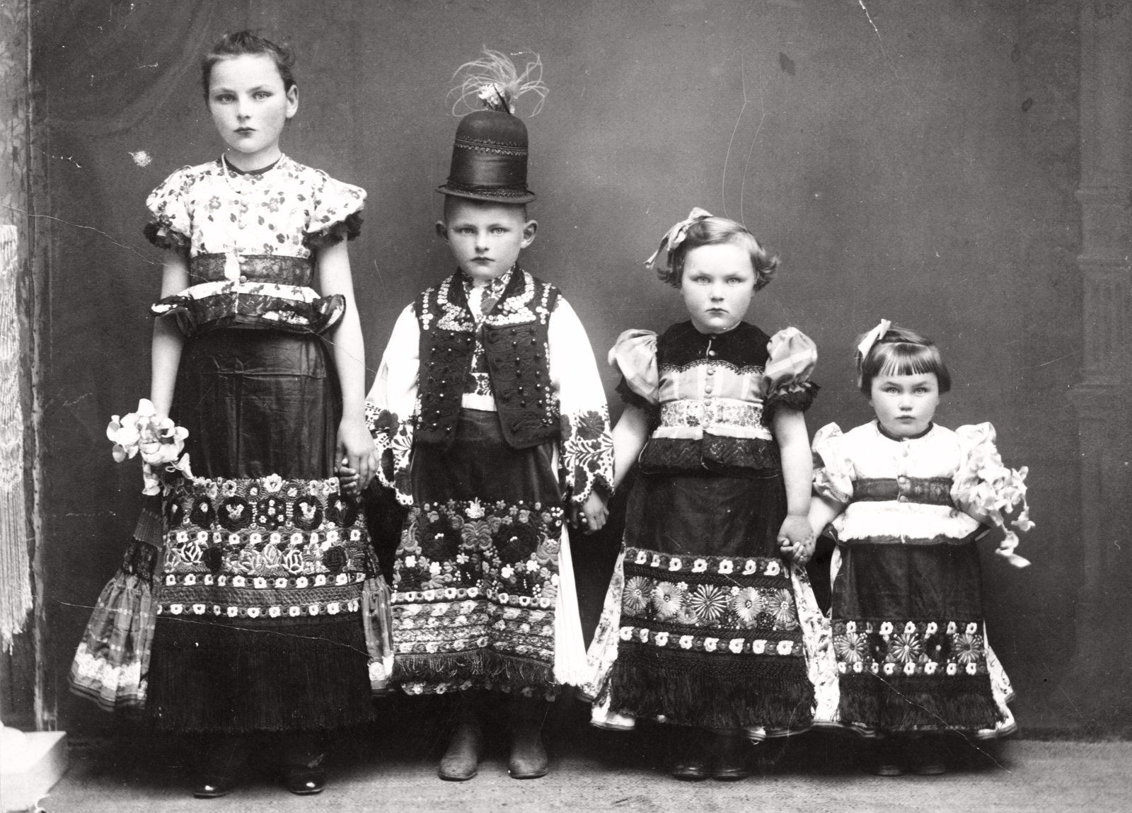 Hungary, gyermekek matyó népviseletben., 1932, Kovácsné Farkas Judit, folk costume, Matyó folk costume, height chart, Fortepan #84763