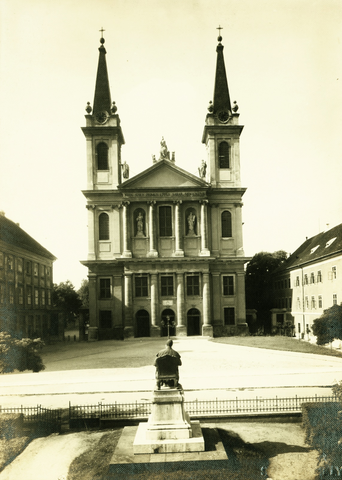 Magyarország, Szombathely, Mindszenty József (Templom) tér, Sarlós Boldogasszony Székesegyház. Előtérben Szily János püspök szobra., 1930, Kovácsné Farkas Judit, templom, szobor, utcakép, klasszicizmus, püspök, Melchior Hefele-terv, Szily János-ábrázolás, Fortepan #84765