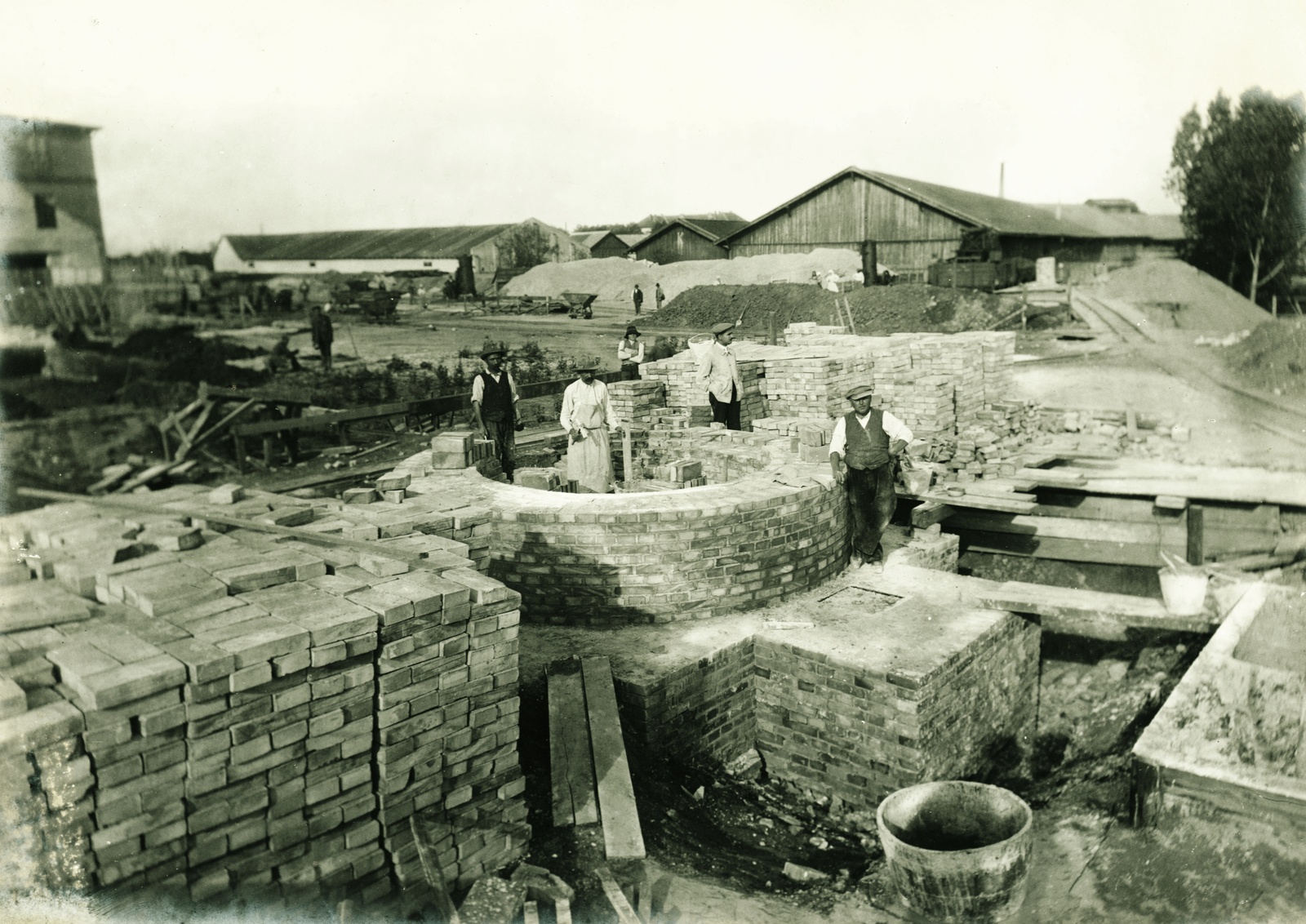 Serbia, Zrenjanin, az olajgyár kéményének építése., 1916, Kovácsné Farkas Judit, construction, factory chimney, Fortepan #84767