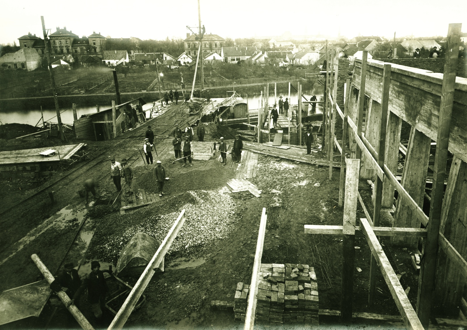 Szerbia, Nagybecskerek, az olajgyár építkezése a Béga folyó partjánál., 1916, Kovácsné Farkas Judit, folyó, építkezés, gyár, Fortepan #84772