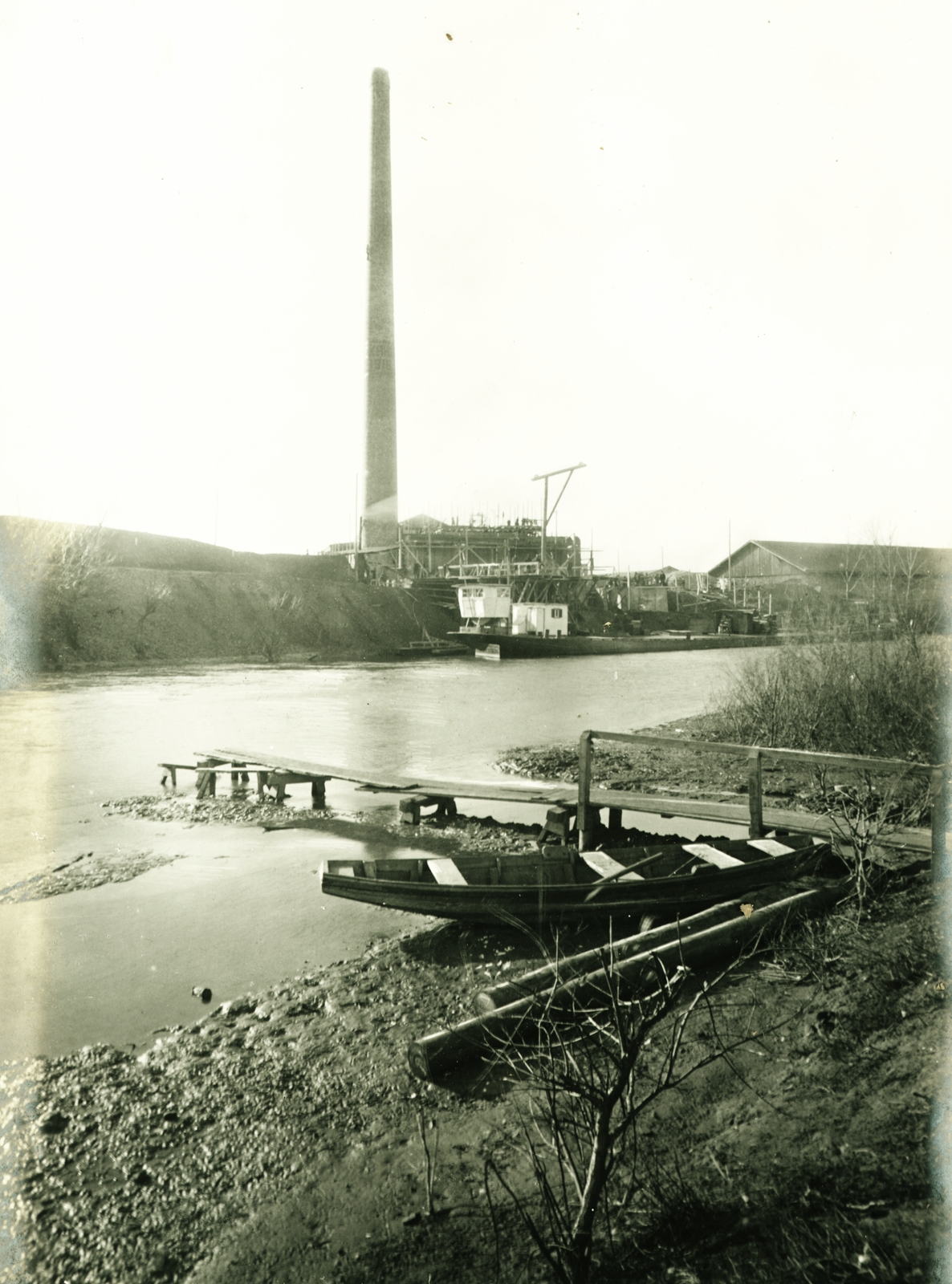 Serbia, Zrenjanin, Béga folyó az olajgyár építkezésénél., 1916, Kovácsné Farkas Judit, river, construction, factory, factory chimney, Fortepan #84774