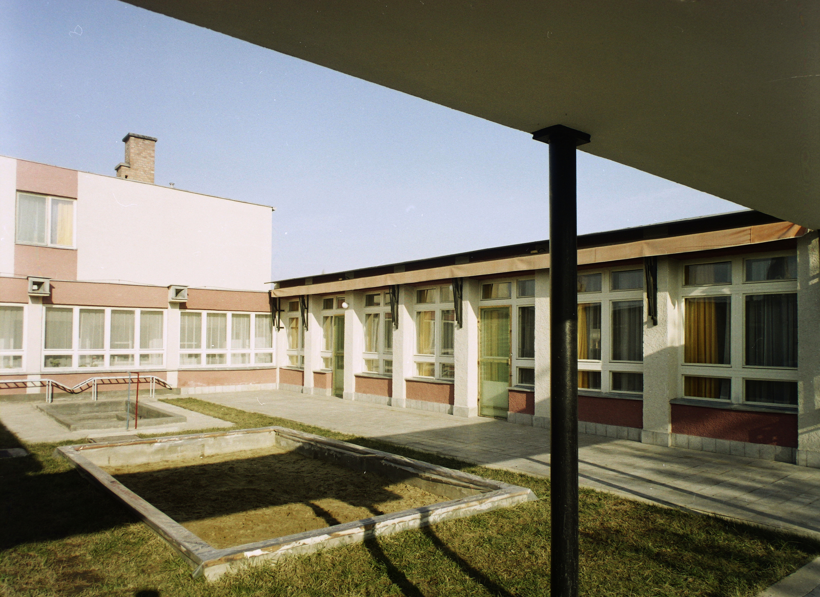 Hungary, 1974, Kádas Tibor, colorful, yard, nursery, Fortepan #84793