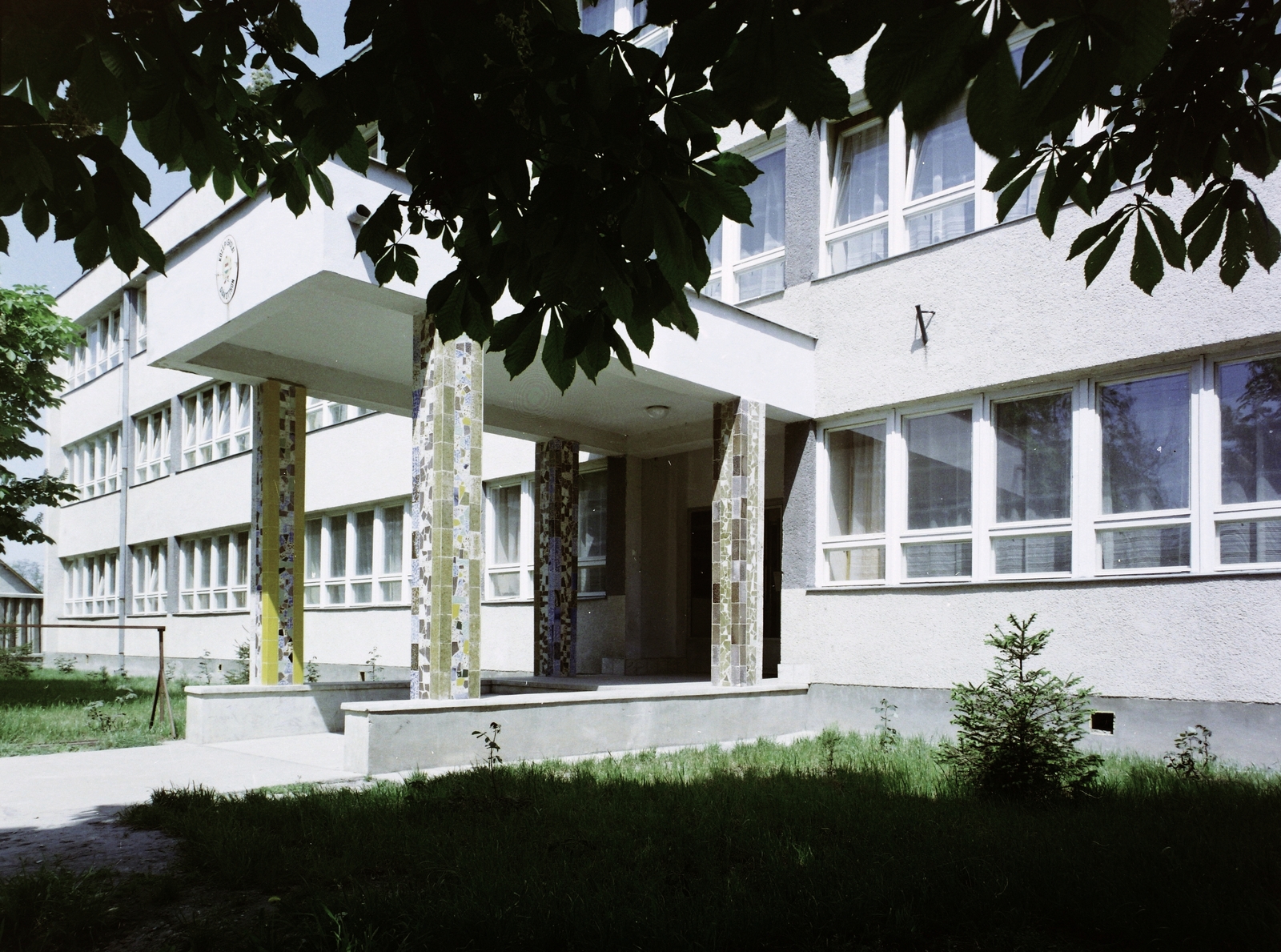 Hungary, Túrkeve, a Ványai Ambrus Gimnázium és Közlekedésgépészeti Szakközépiskola (később KSZC Ványai Ambrus Gimnáziuma, Szakgimnáziuma és Szakközépiskolája) kollégiuma., 1974, Kádas Tibor, colorful, student dorm, Fortepan #84796