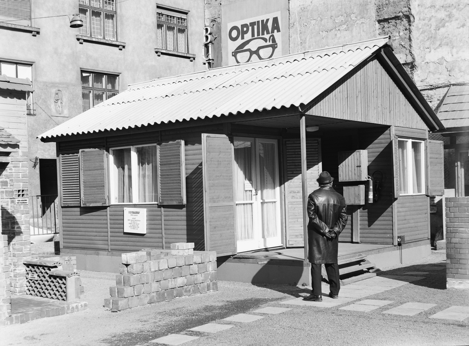 Hungary, Budapest VI.,Budapest VII., Király (Majakovszkij) utca 7., szemben a 14. számú ház., 1975, Kádas Tibor, wooden cottage, Budapest, optician, slate roof, Fortepan #84802