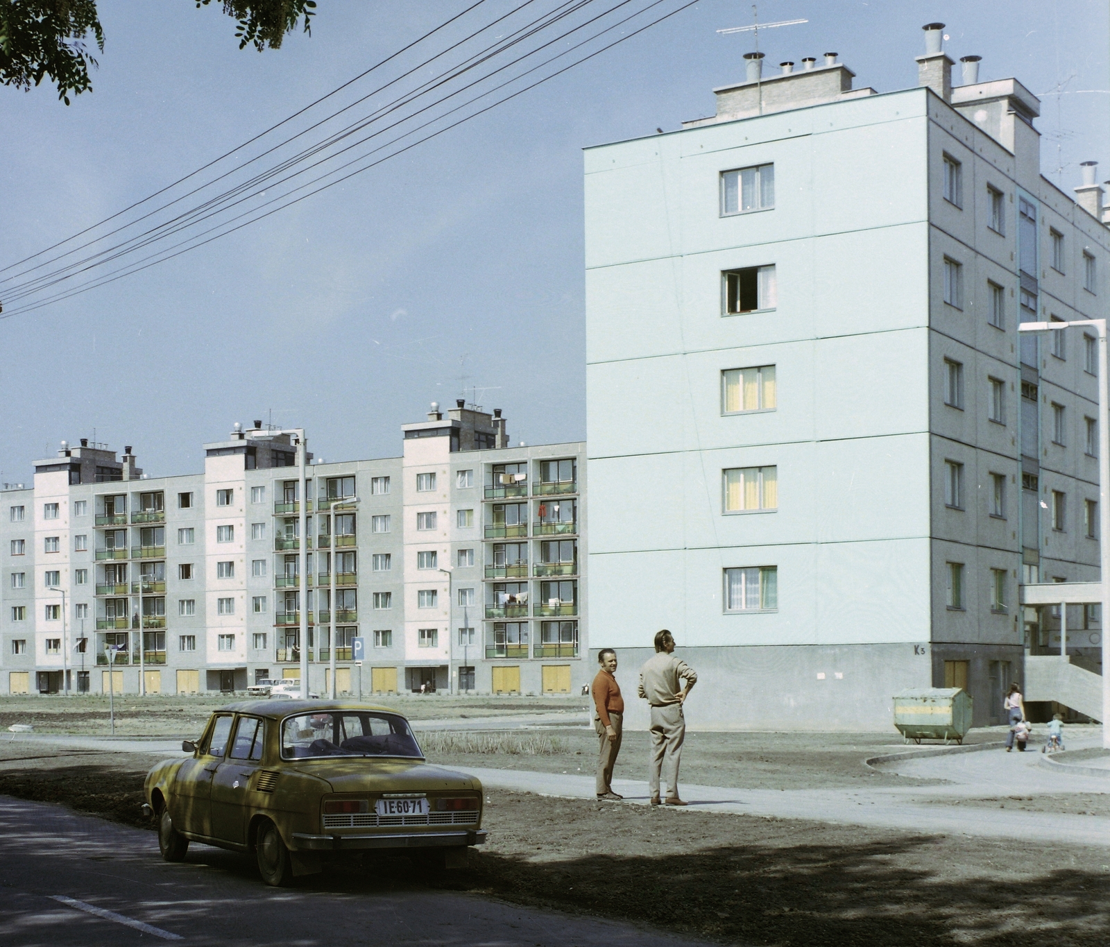 Hungary, Békéscsaba, Lencsési út., 1976, Kádas Tibor, colorful, Czechoslovak brand, concrete block of flats, Skoda-brand, dustbin, automobile, number plate, Fortepan #84822