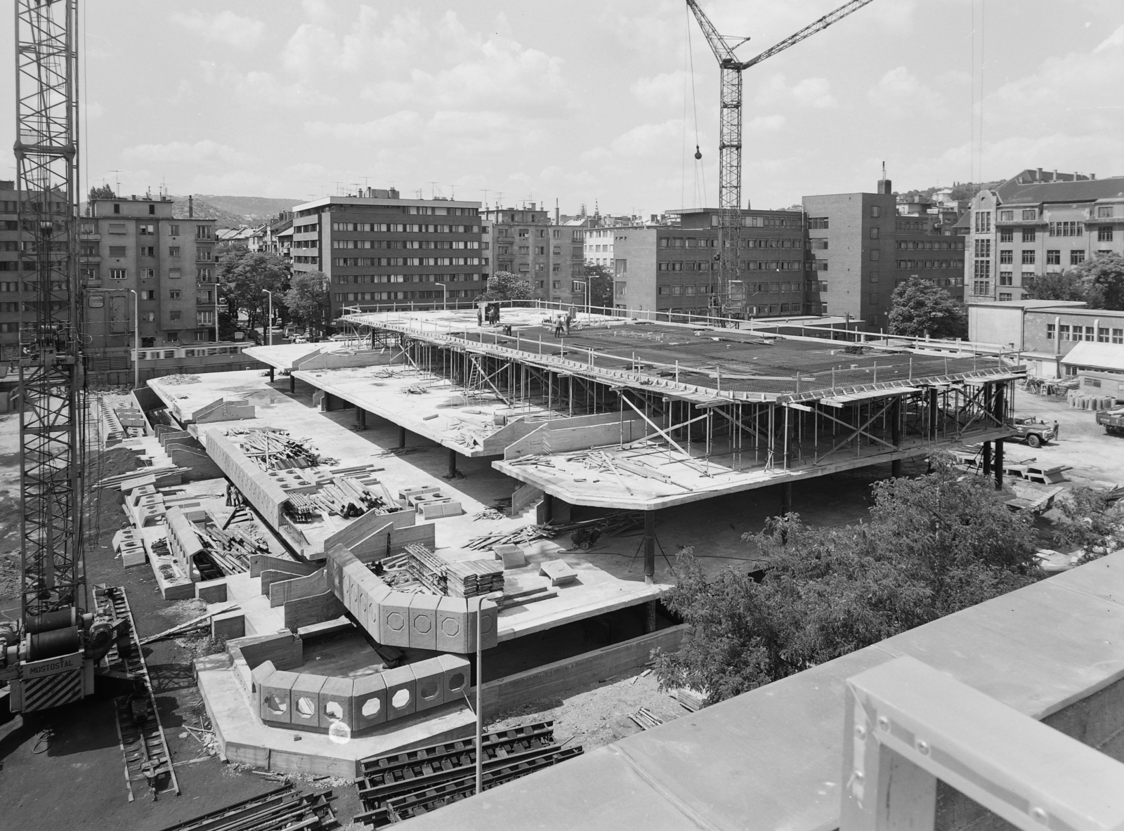 Hungary, Budapest XI., a Fehérvári úti piac építkezése a Skála Áruház tetejéről nézve., 1976, Kádas Tibor, market, construction, crane, Budapest, Fortepan #84828