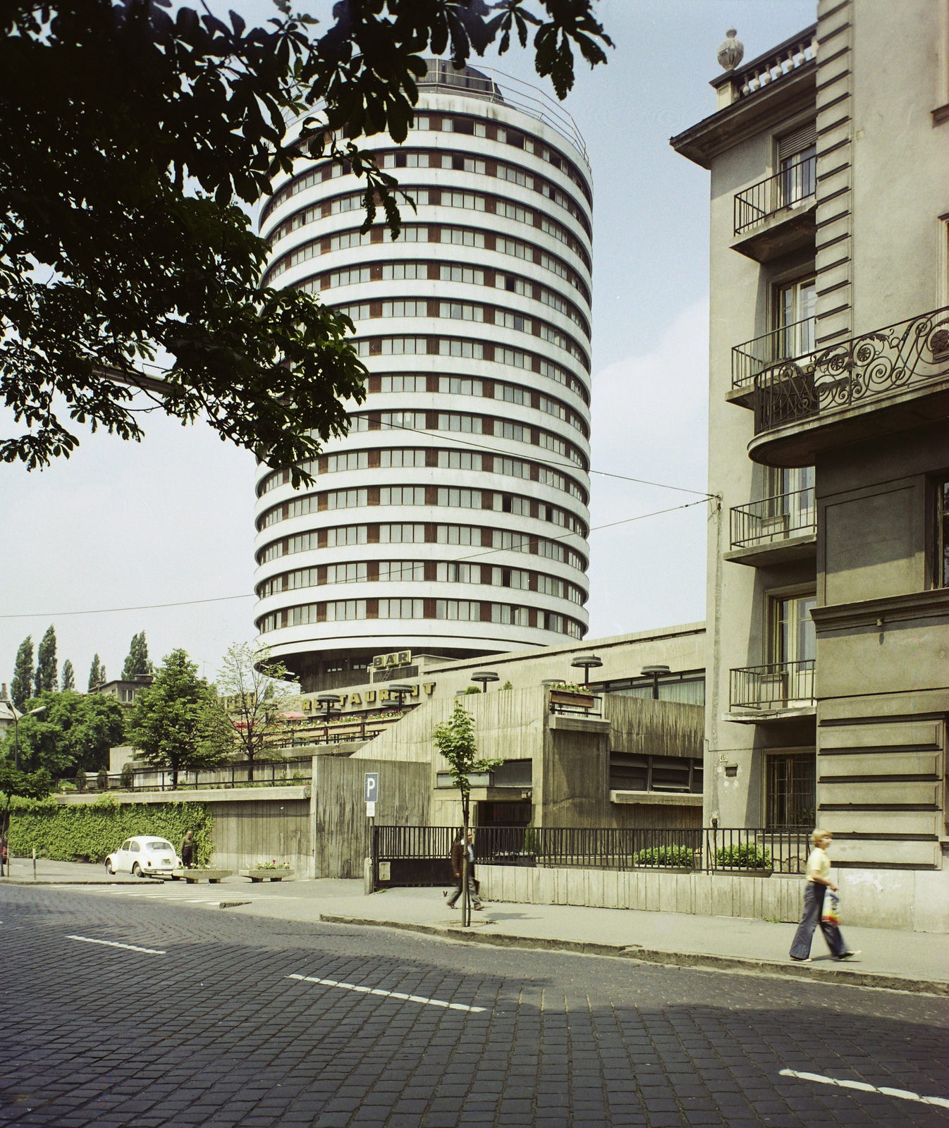Hungary, Budapest II., Szilágyi Erzsébet fasor, Budapest körszálló., 1973, Kádas Tibor, colorful, hotel, Volkswagen Beetle, Budapest, György Szrogh-design, Fortepan #84830
