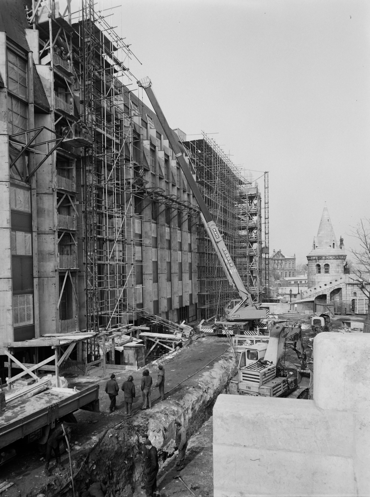 Hungary, Halászbástya, Budapest I., az épülő Hilton szálló., 1976, Kádas Tibor, construction, hotel, crane, modern architecture, Budapest, Béla Pintér-design, KATO-brand, Fortepan #84832