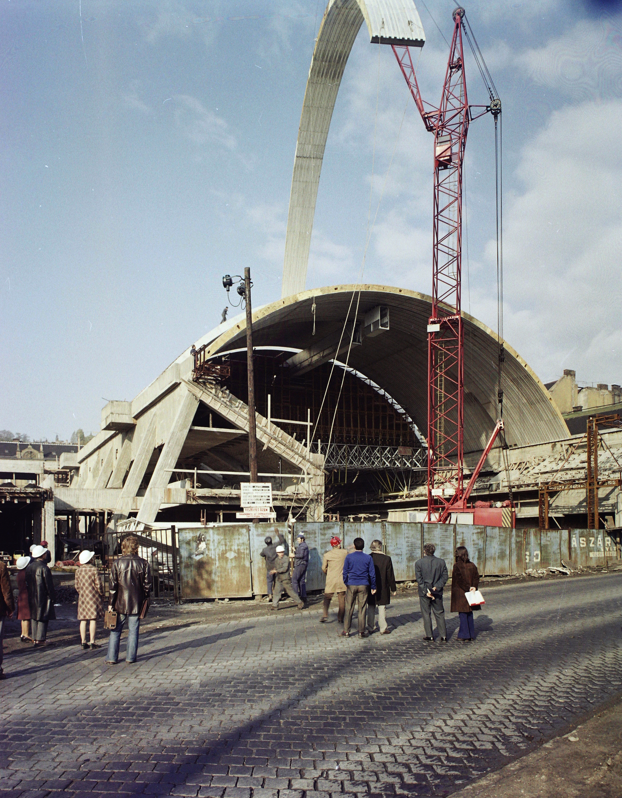 Hungary, Budapest II., Árpád fejedelem útja, a Komjádi Uszoda építése., 1975, Kádas Tibor, swimming pool, colorful, construction, crane, Budapest, Zoltán Kelecsényi-design, retractable roof, Fortepan #84834
