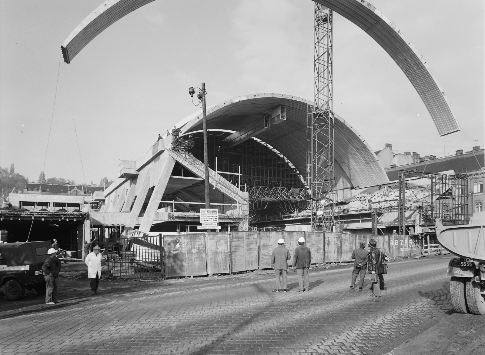 Hungary, Budapest II., Árpád fejedelem útja, a Komjádi Uszoda építése., 1975, Kádas Tibor, swimming pool, construction, crane, Budapest, Zoltán Kelecsényi-design, retractable roof, Fortepan #84835