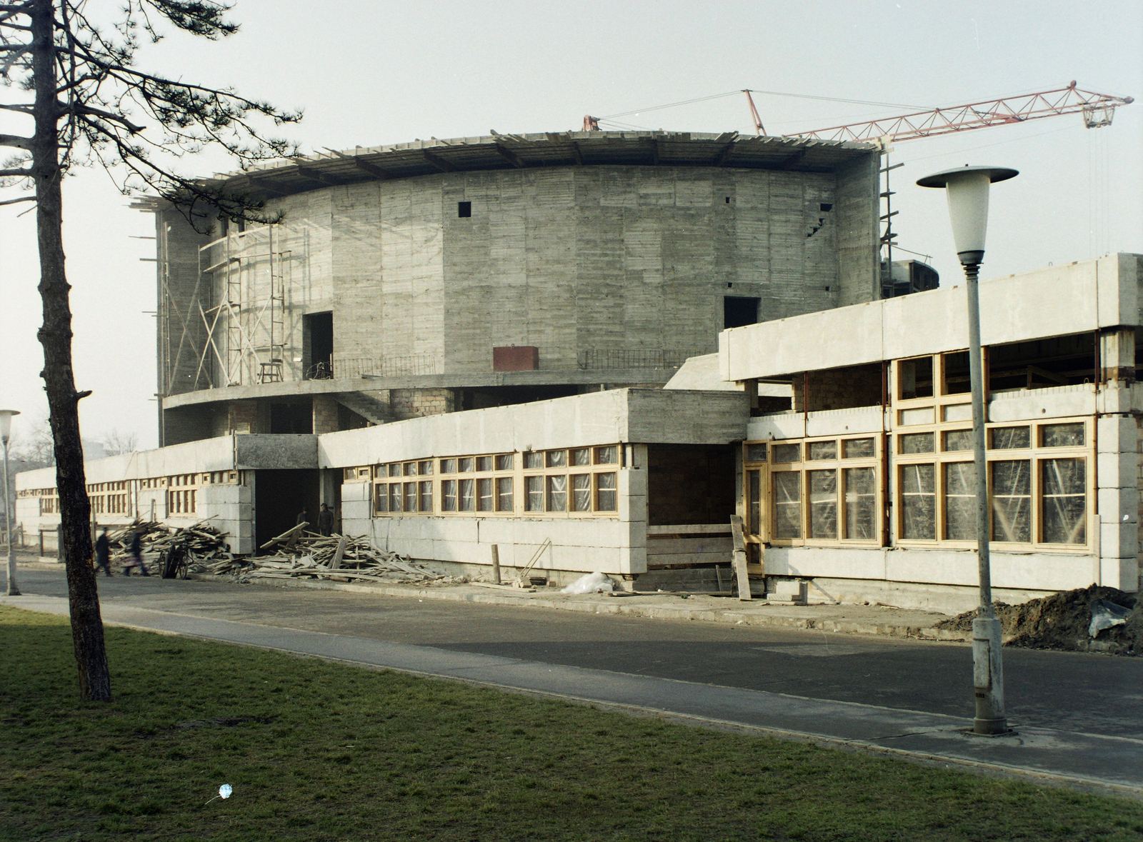 Hungary, Budapest X., a "Pataky" Művelődési ház építése a Halom köz felől nézve., 1974, Kádas Tibor, colorful, construction, lamp post, Budapest, Fortepan #84840