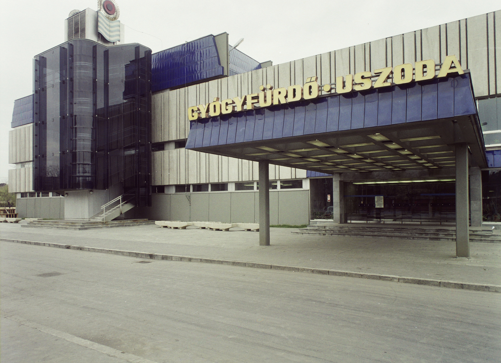 Magyarország, Budapest IV., Árpád út 114-120., Újpesti Gyógyfürdő és Uszoda., 1974, Kádas Tibor, uszoda, színes, gyógyfürdő, Budapest, Bene László-terv, Szentmártoni Ferenc-terv, Fortepan #84843