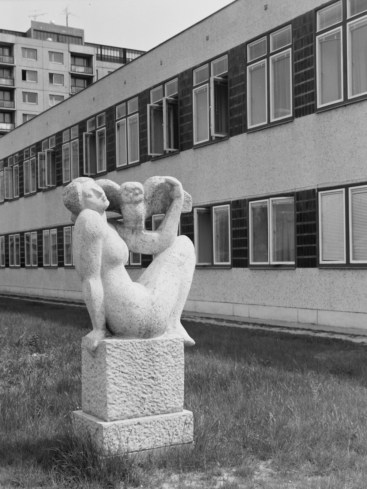 Hungary, Dunaújváros, Apáczai Csere János út, Lány bagollyal című szobor (Seregi József, 1976.), mögötte a József Attila könyvtár., 1976, Kádas Tibor, sculpture, library, Fortepan #84851
