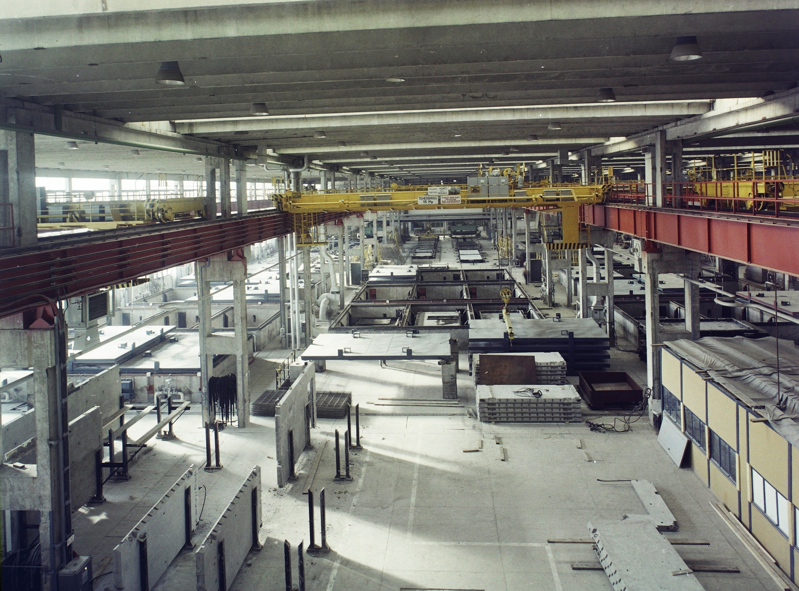 Hungary, Kecskemét, Szent István (István király) körút, a Kecskeméti Házgyár szerelőcsarnoka., 1974, Kádas Tibor, colorful, crane, factory, Budapest, house factory, Fortepan #84856