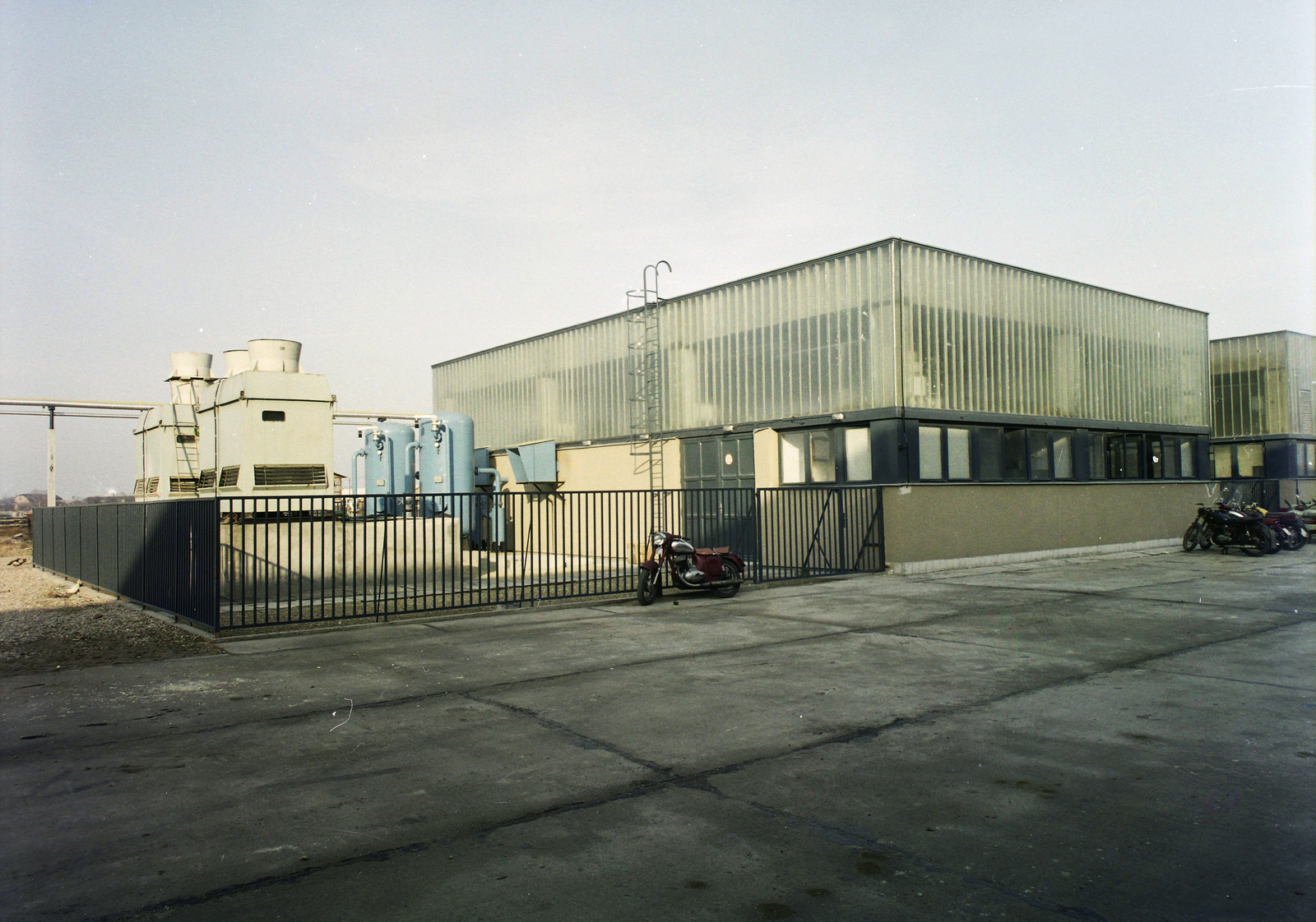 Hungary, Kecskemét, Szent István (István király) körút, a Kecskeméti Házgyárhoz tartozó épületek., 1978, Kádas Tibor, colorful, motorcycle, factory, Fortepan #84857