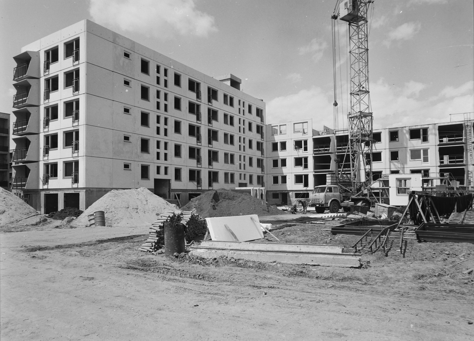Hungary, Békéscsaba, építkezés a Tolnai utca és Kisszik utca sarkán., 1976, Kádas Tibor, Soviet brand, construction, commercial vehicle, concrete block of flats, crane, tower crane, Maz-brand, Fortepan #84860