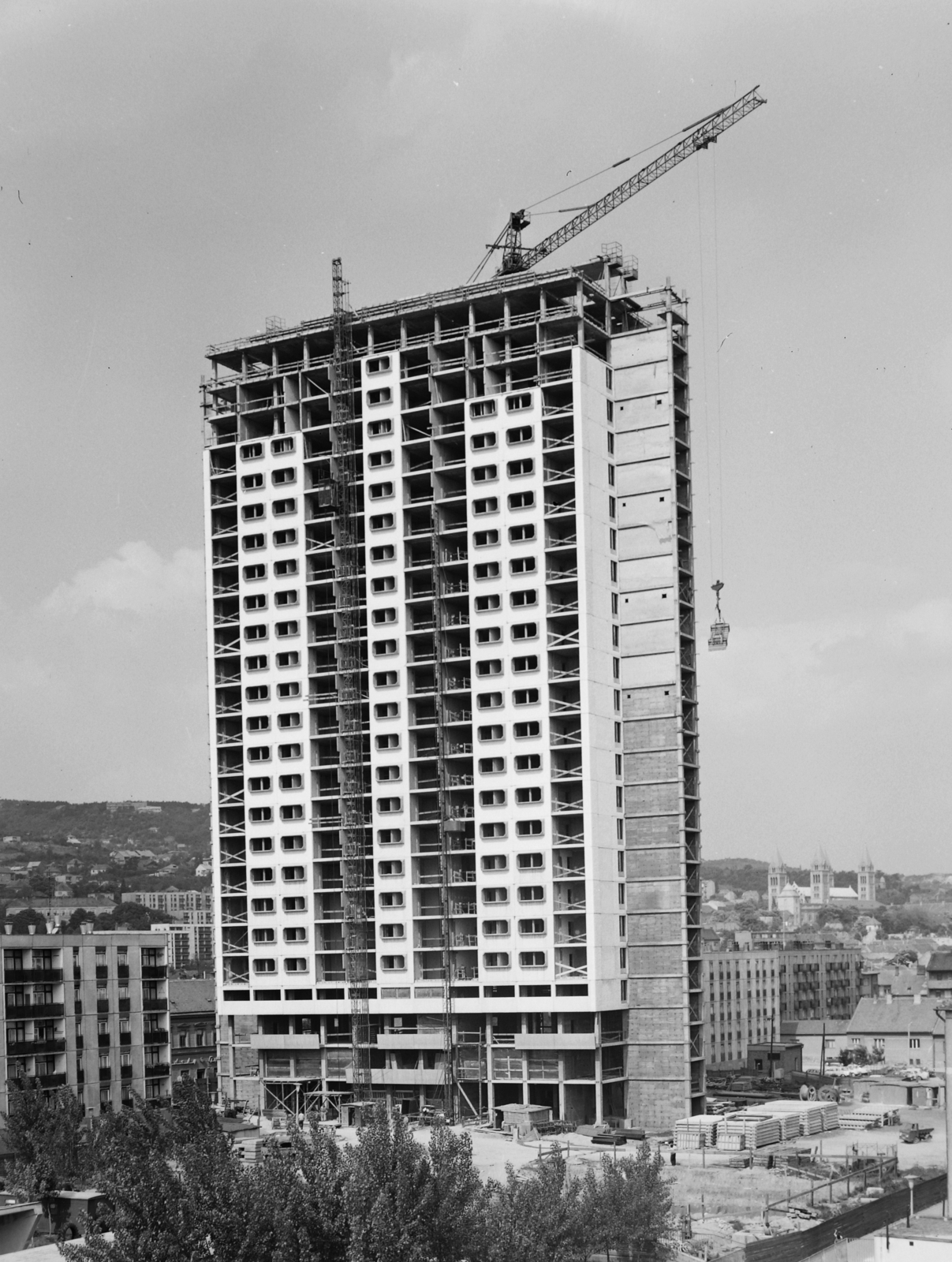 Hungary, Pécs, a Magasház építése., 1975, Kádas Tibor, construction, concrete block of flats, crane, high-rise building, Fortepan #84868