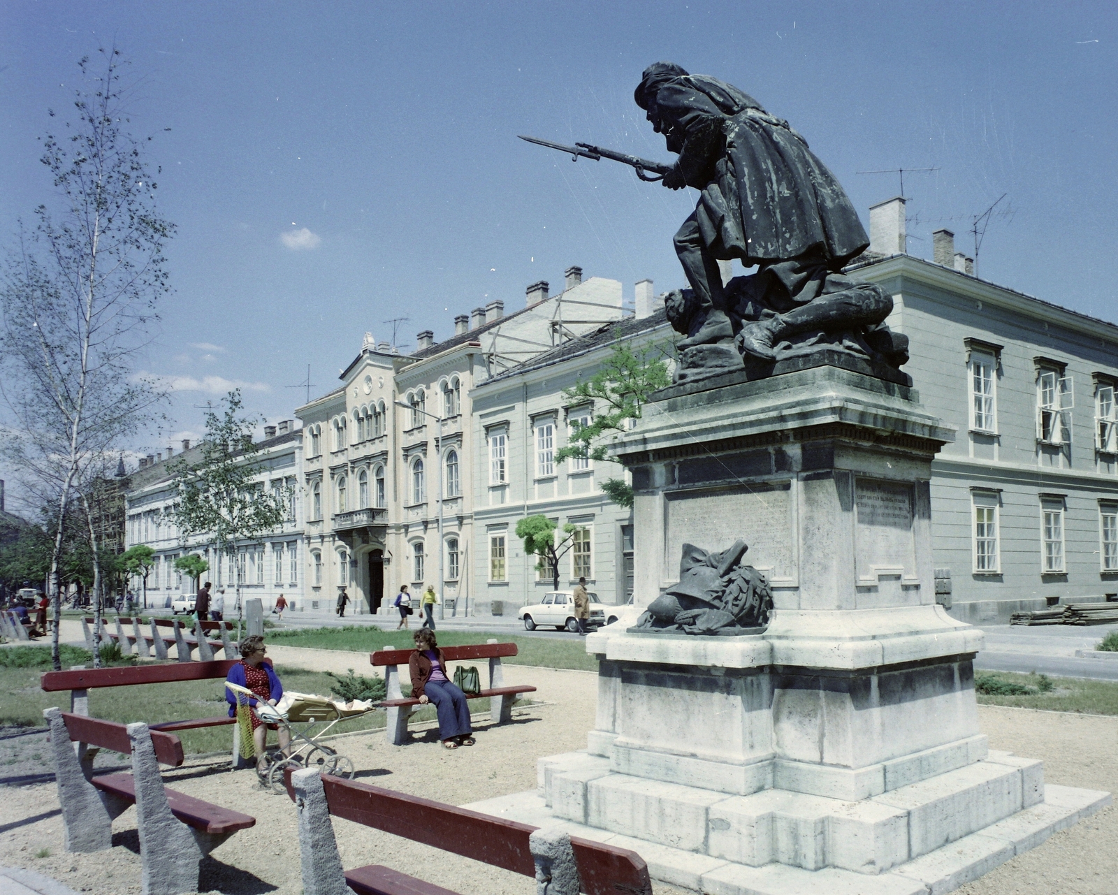 Hungary, Székesfehérvár, Vörösmarty tér, a 69-es "Hindenburg" gyalogezred I. világháborús emlékműve (Bory Jenő, 1931.)., 1975, Kádas Tibor, colorful, baby carriage, sculpture, bench, Jenő Bory-design, Fortepan #84876