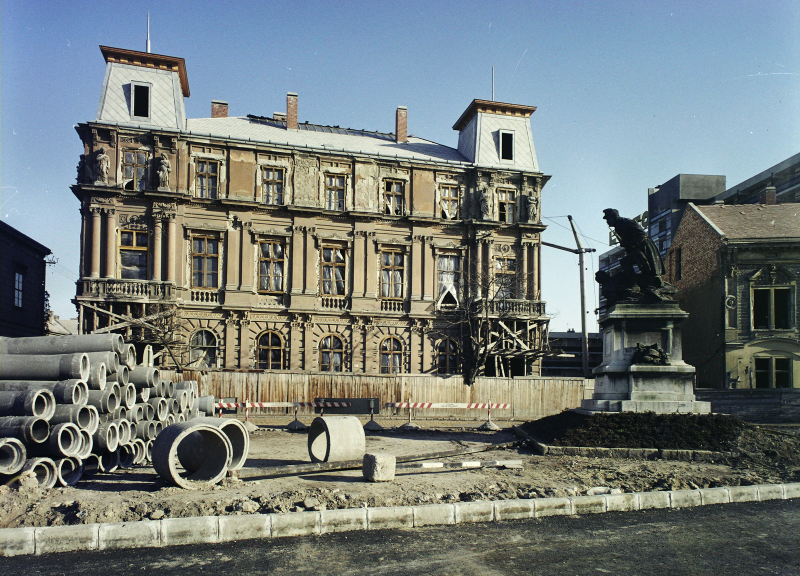 Hungary, Székesfehérvár, Vörösmarty tér, a 69-es "Hindenburg" gyalogezred I. világháborús emlékműve (Bory Jenő, 1931.)., 1975, Kádas Tibor, colorful, sculpture, construction, fence, sewerage, Jenő Bory-design, Fortepan #84877