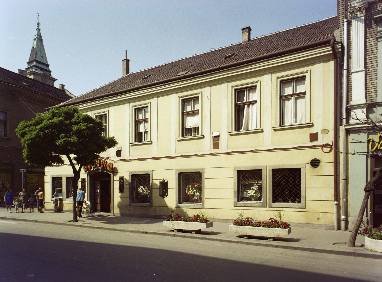 Hungary, Székesfehérvár, Fő (Március 15.) utca 1., Juhász Gyula utca sarok, háttérben a Szent Imre-templom tornya., 1975, Kádas Tibor, colorful, sign-board, neon sign, Fortepan #84878