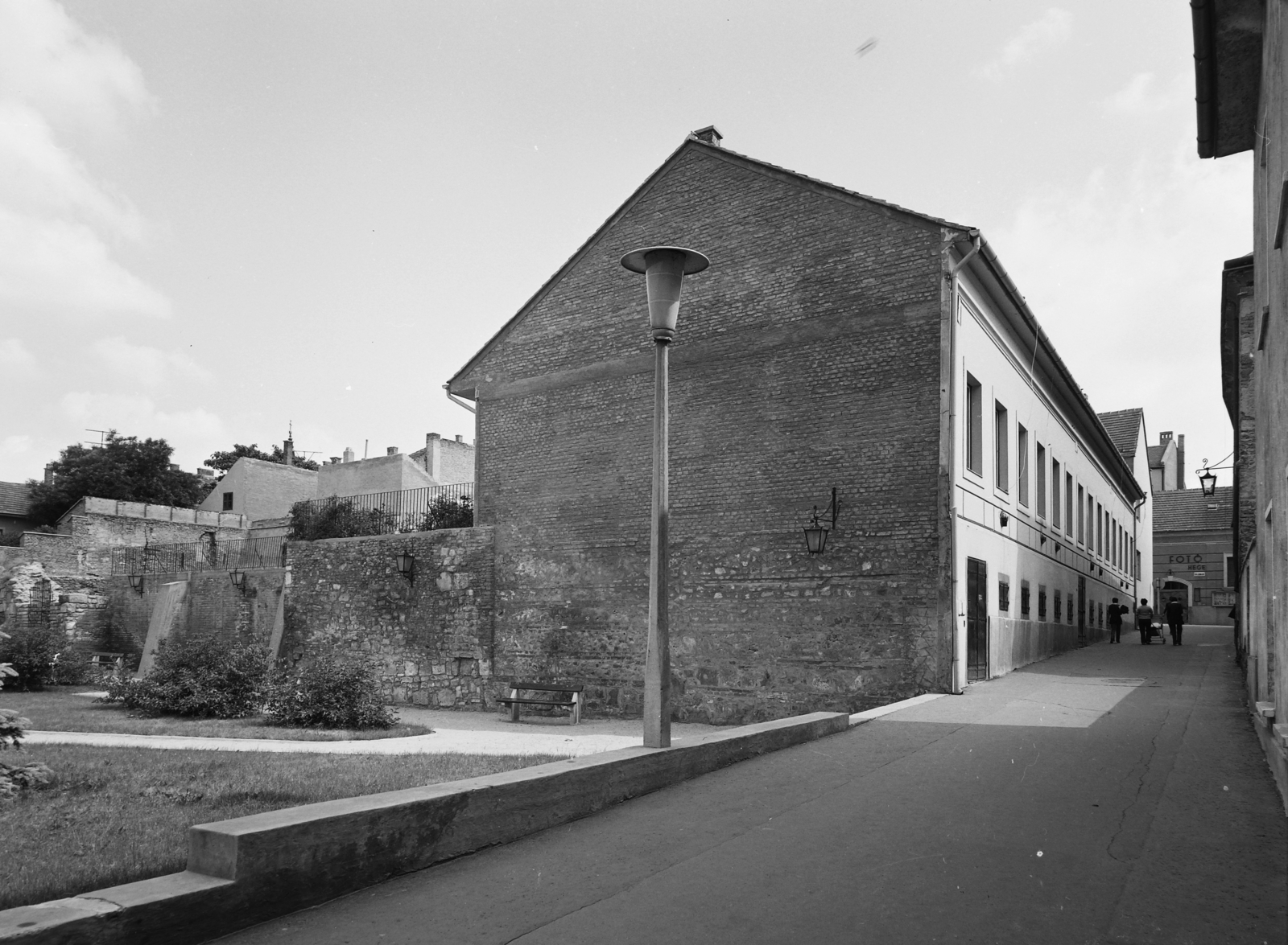 Hungary, Székesfehérvár, Megyeháza köz, balra a Várfal park., 1975, Kádas Tibor, lamp post, bench, castle wall, Fortepan #84880